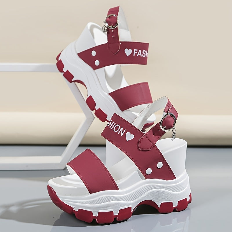 Ayollar uchun to'piq qismi bilan sandallar, bilakdan bog'ich va metall tasmali, zamonaviy tasodifiy oyoq kiyimlari