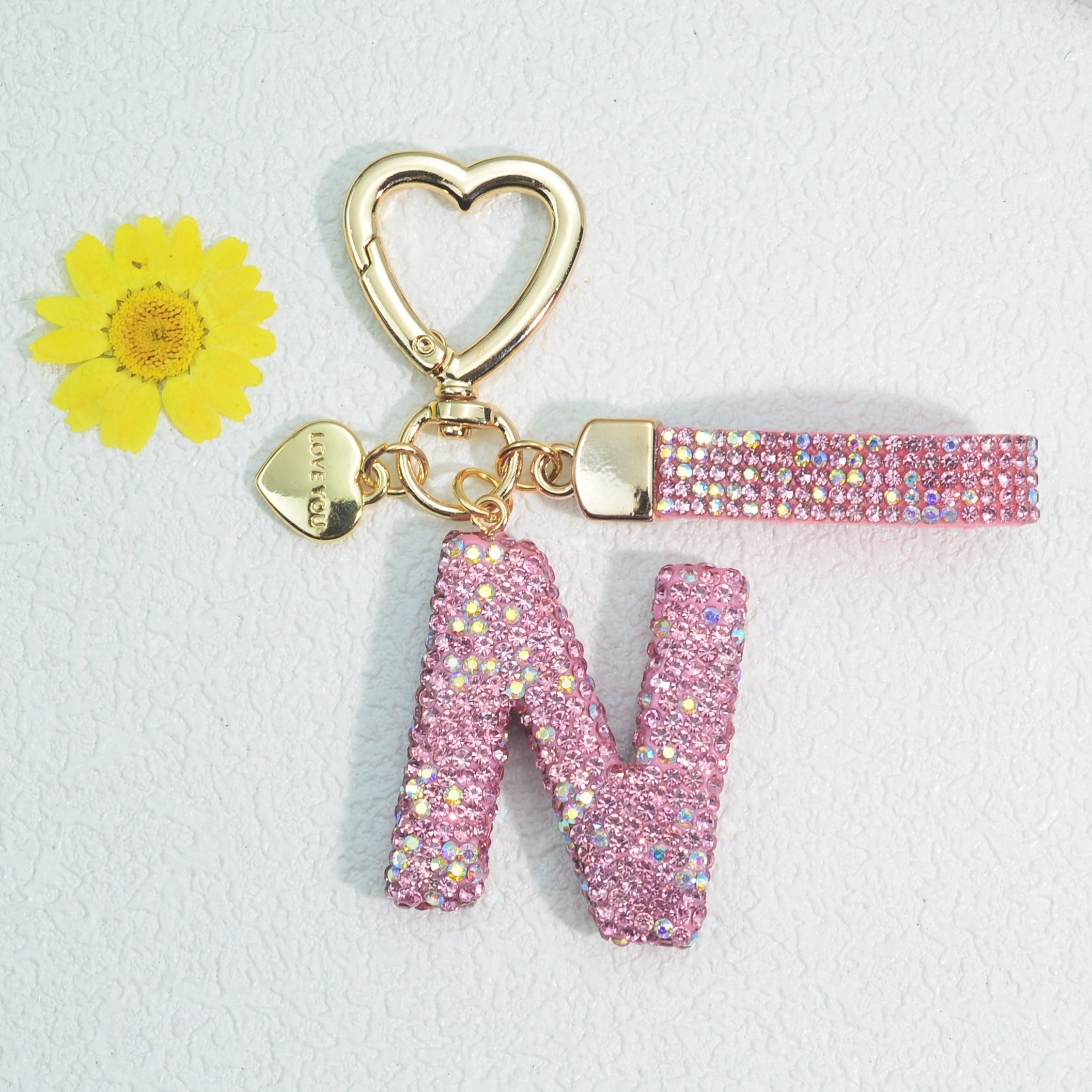 Llavero de PVC con iniciales de pedrería rosa y blanca con cierre de puño para mujeres