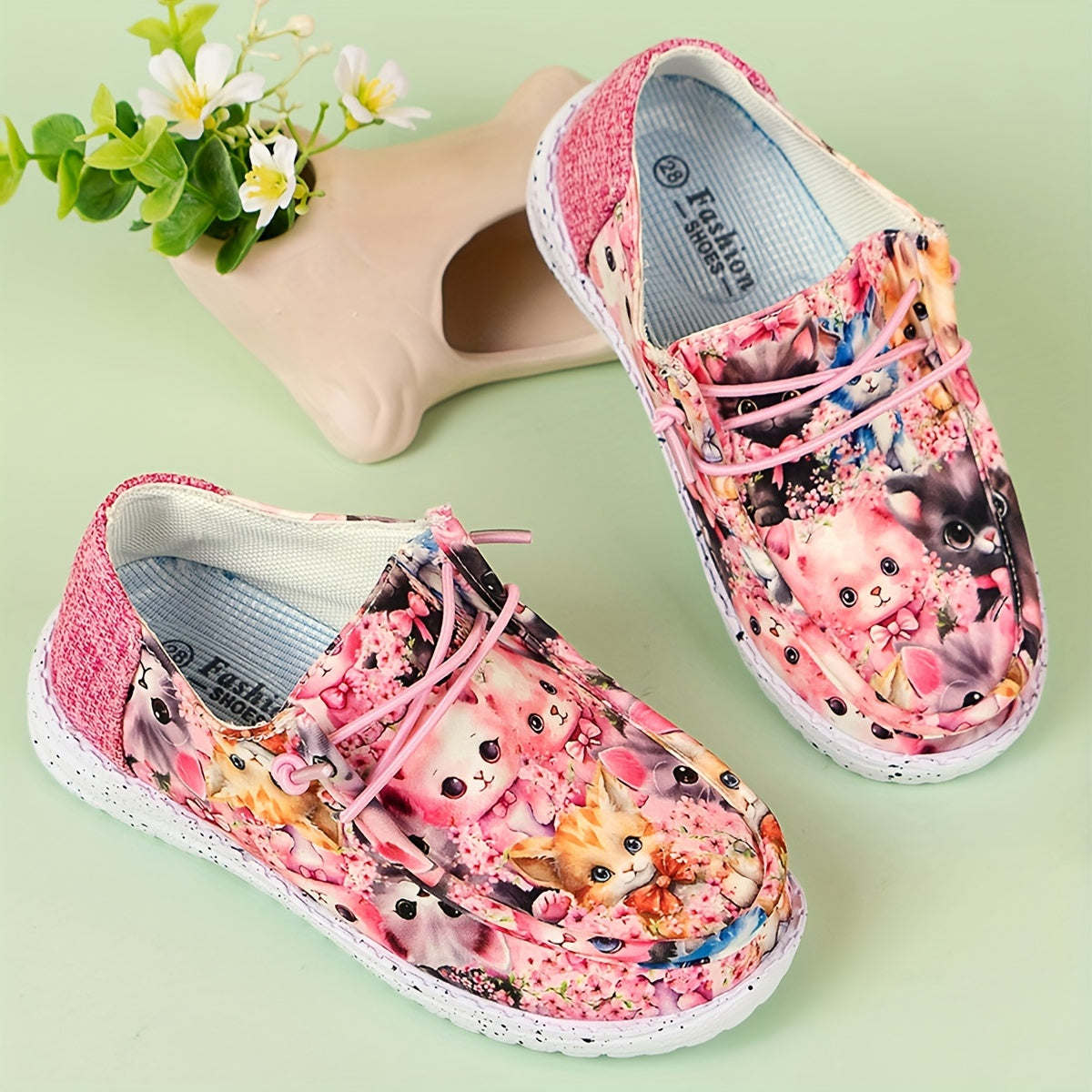 Qizlar uchun rang-barang slip-on loafers, yengil va qulay, ichki yoki tashqi muhitda yil davomida kiyish uchun sirpanmaydigan tagliklar bilan.