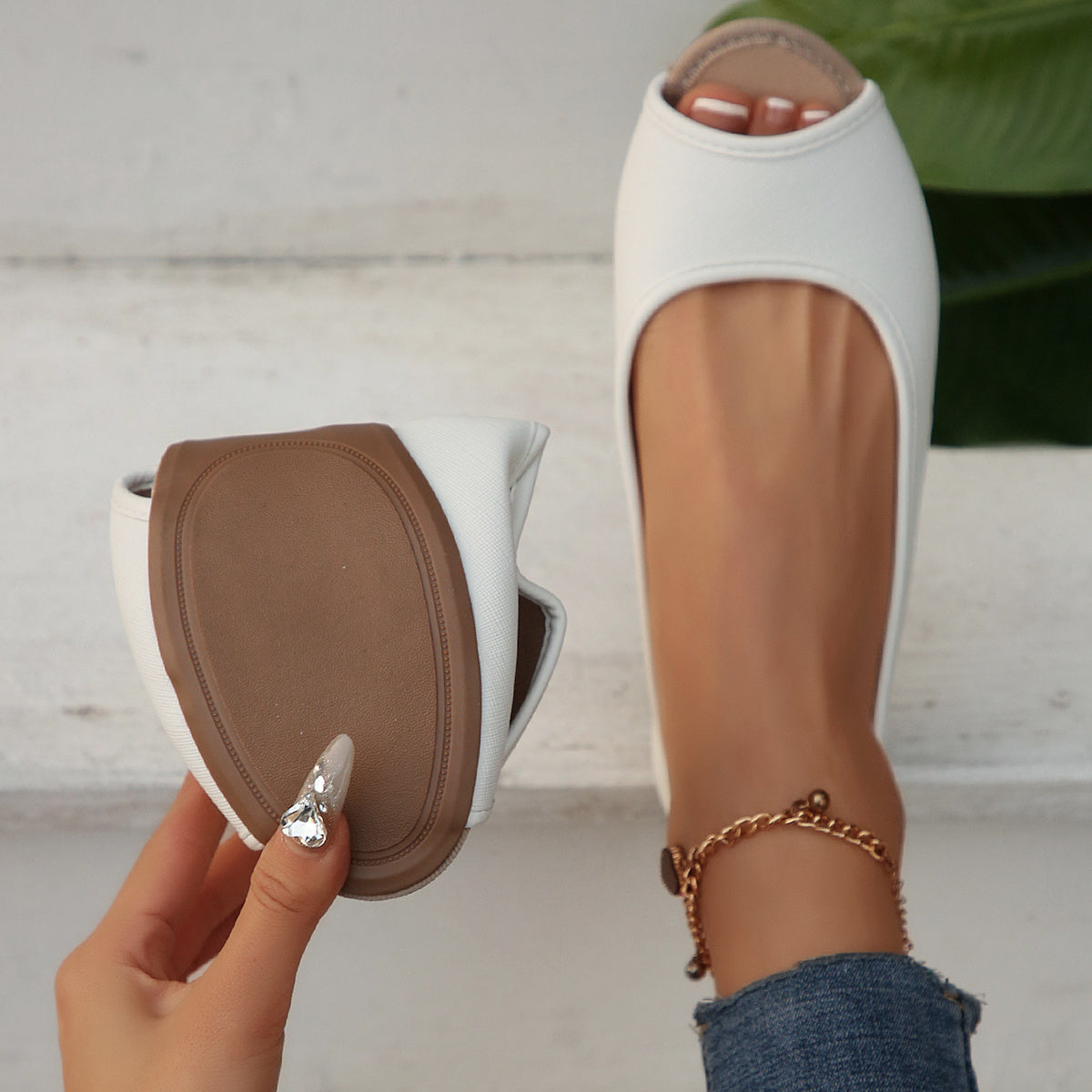 Zapatos casuales abiertos de dedo del pie sin cordones de PU con patrón de cruz en blanco para mujer