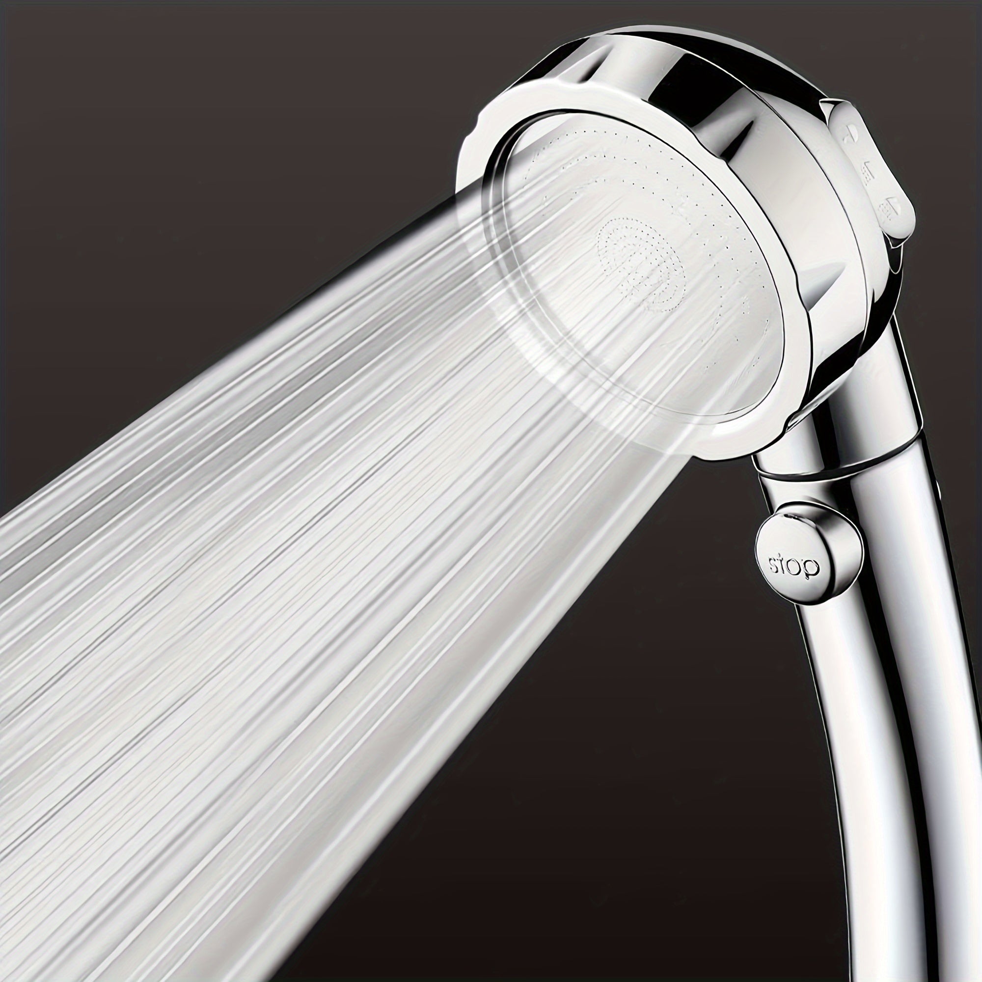 Cabezal de ducha de estilo alemán en plata con parada de agua con un botón y aumento de presión en tres velocidades