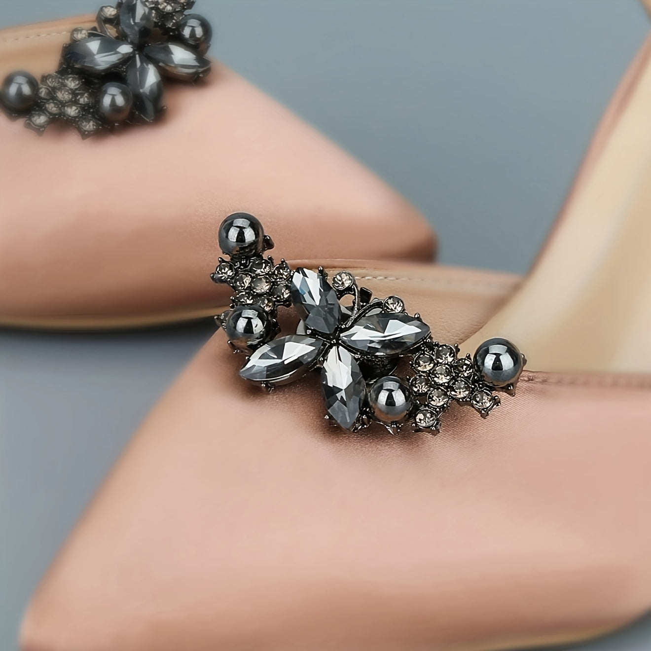 Ayollar uchun qora rhinestone farfalla poyabzal tokchalari, yuqori poshnalar uchun