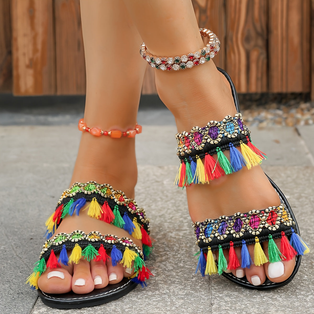 Ayollar uchun Boho slayd sandalki, rang-barang chiziqlar va tassel dekor bilan