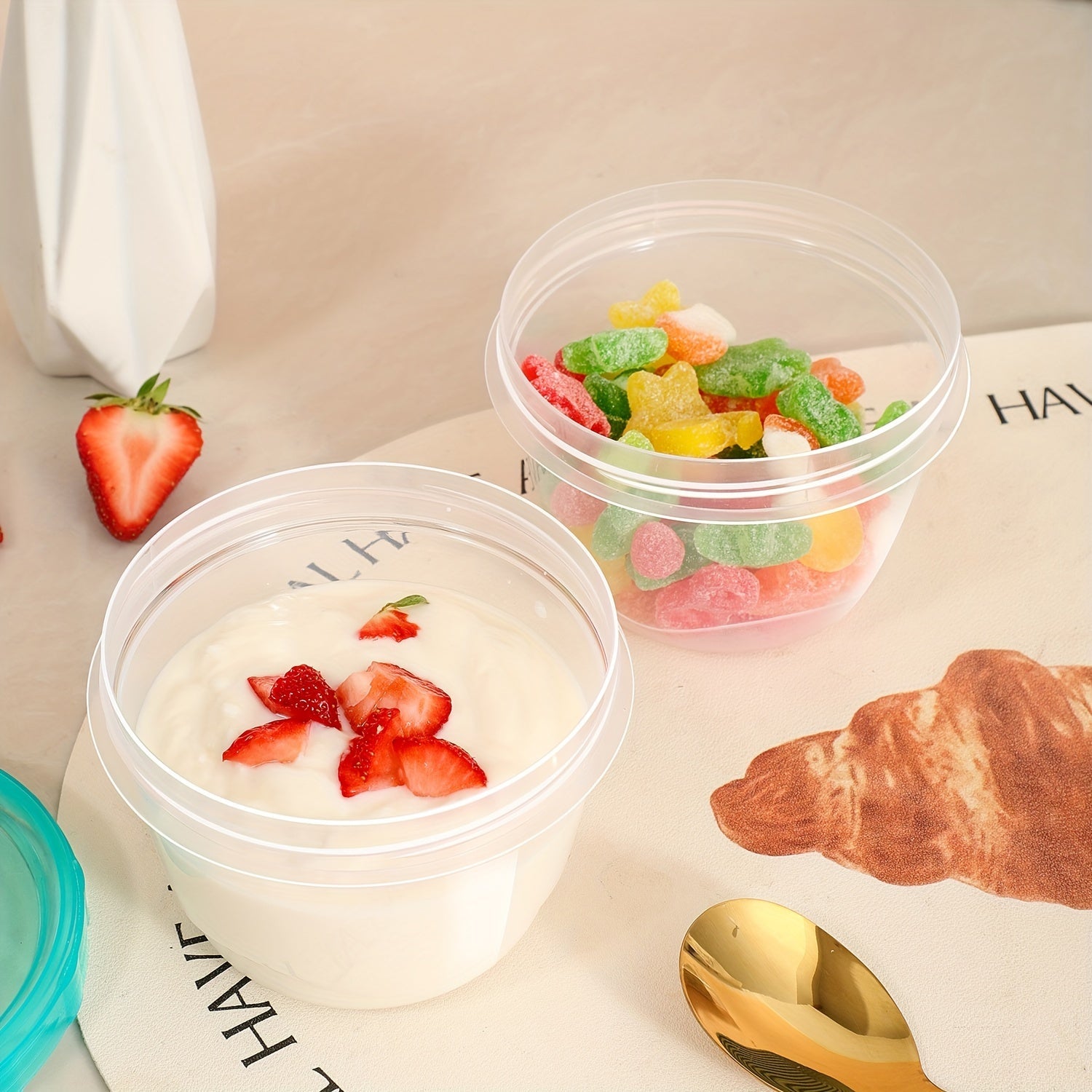 Две прозрачные пищевые емкости с синими крышками — пригодные для использования в микроволновой печи и сохраняющие свежесть круглые коробки для хранения зерна, орехов, фруктов и многого другого — идеально подходят для использования на домашней кухне.