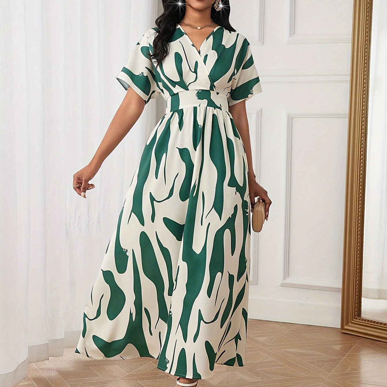 Rang blokli, siqilgan belbog‘li A-chiziqli kiyim, V-shakllı bo‘yin va qisqa qo‘llar bilan yoz uchun