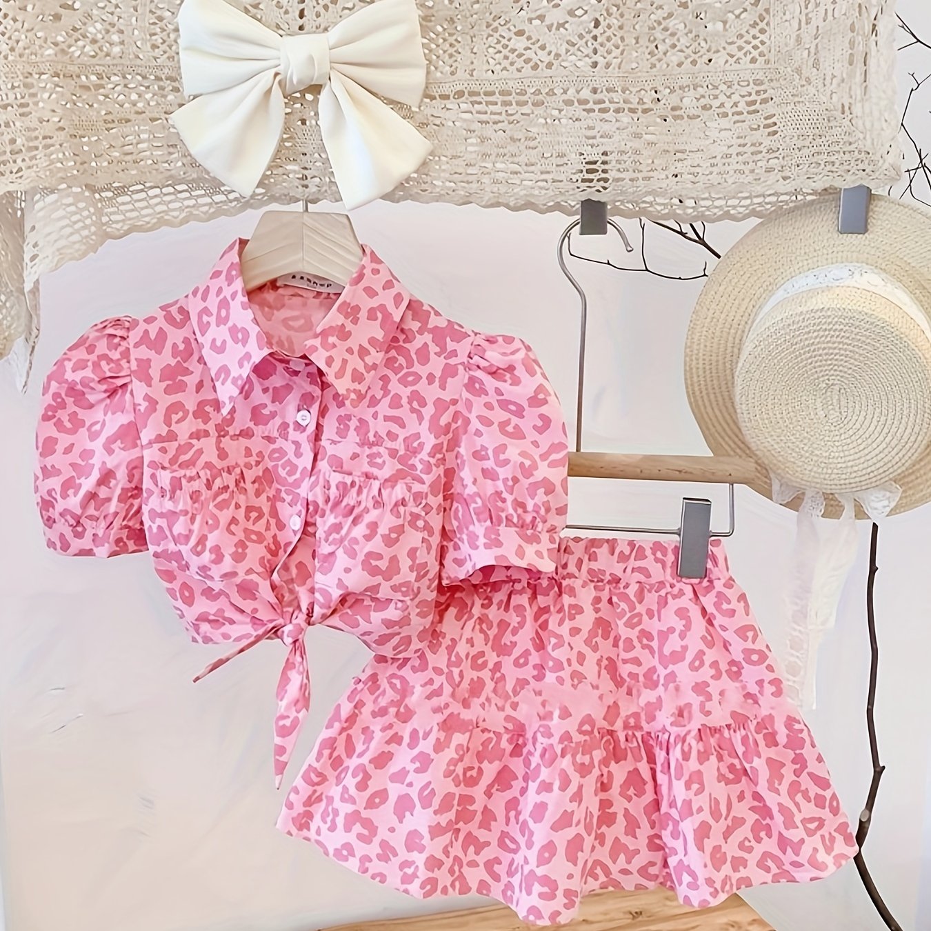 Conjunto de leopardo rosa para niñas con camisa de manga corta y falda con volante