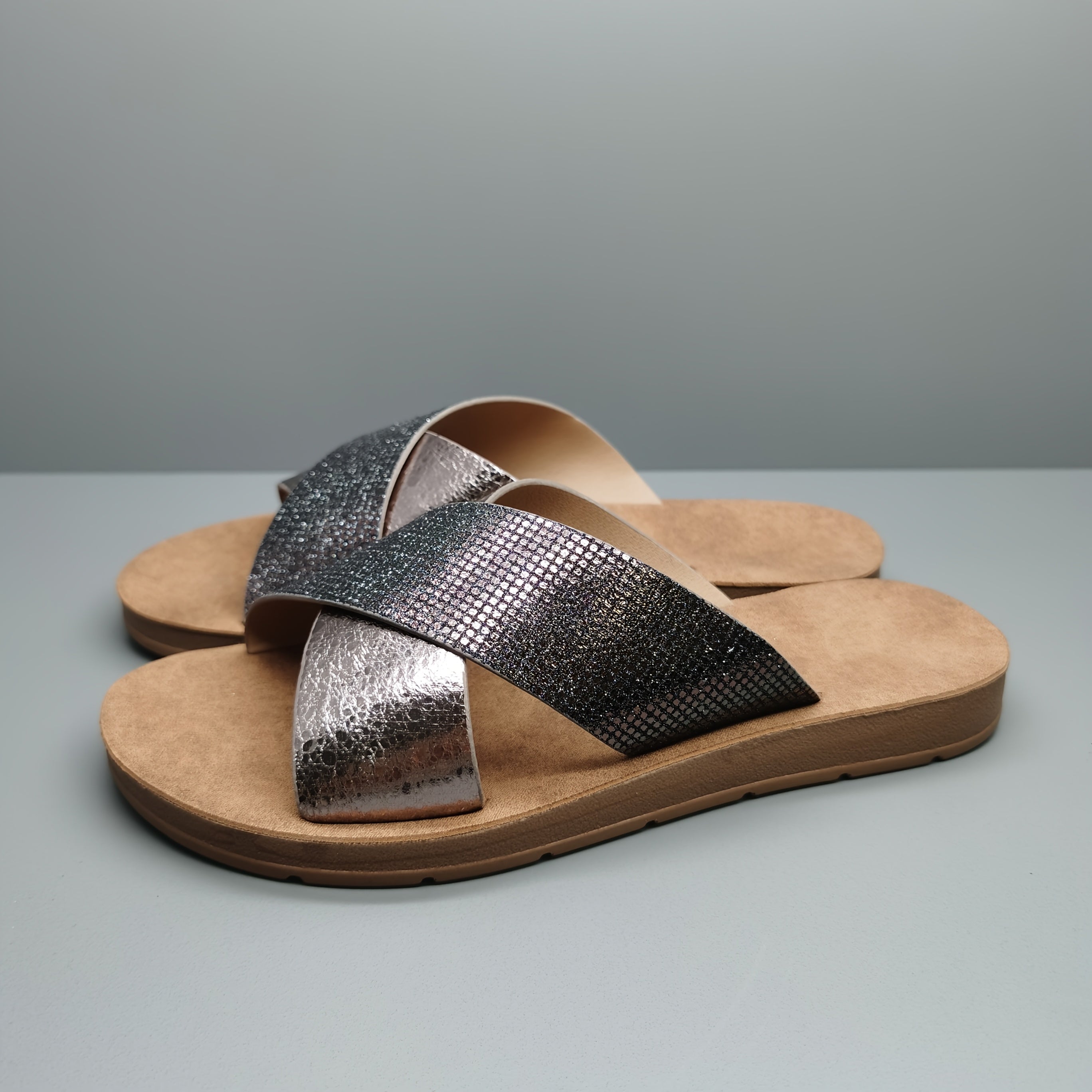 Ayollar uchun metallik xoch-uzukli oson kiyiladigan sandallar ochiq barmoqli yozgi slaydlar yostiqli ichki qismi