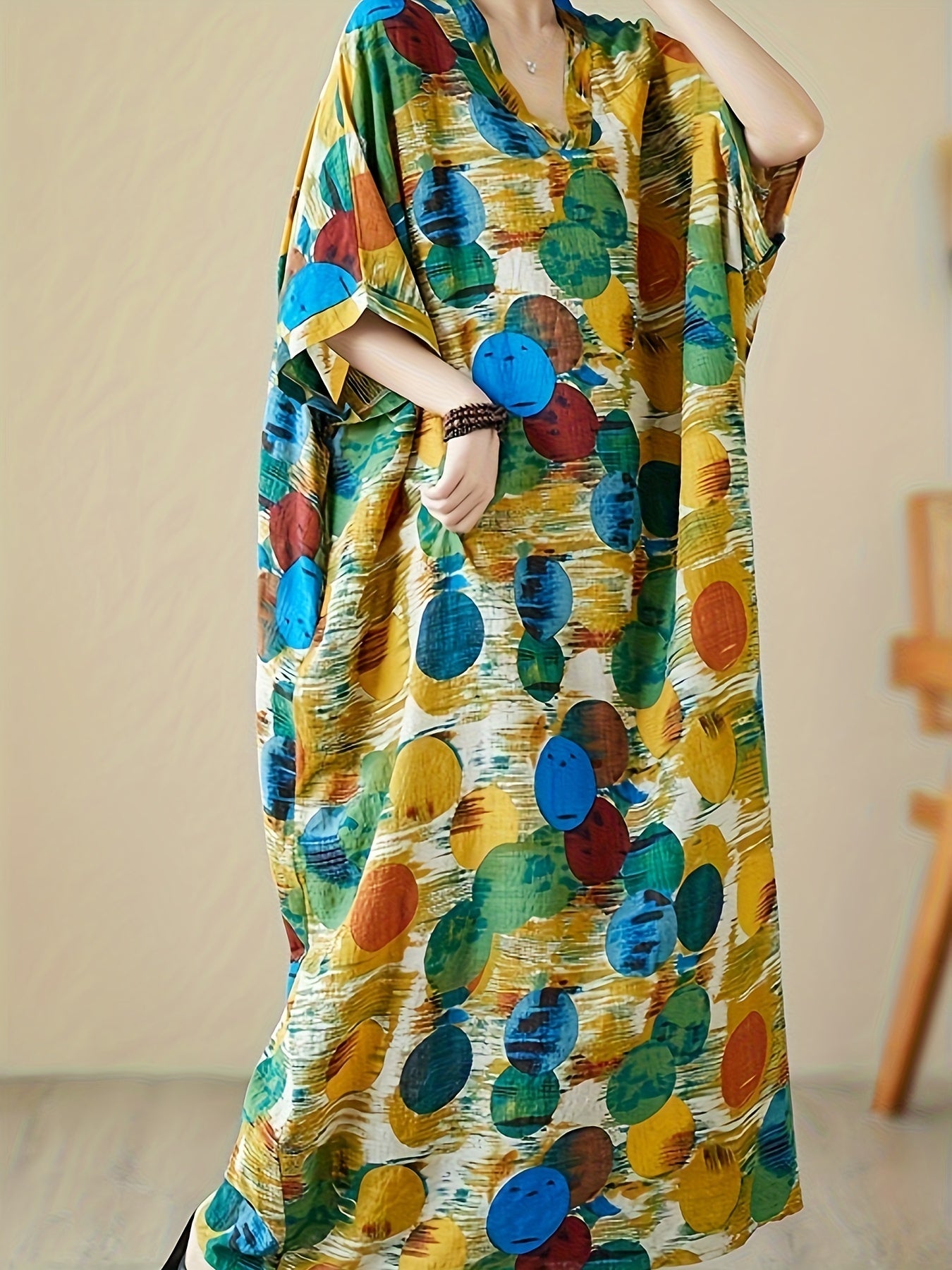 Katta o'lchamdagi ayollar uchun rang-barang naqshli, keng kesimli V-yuqori maxi ko'ylak va kimono uslubi