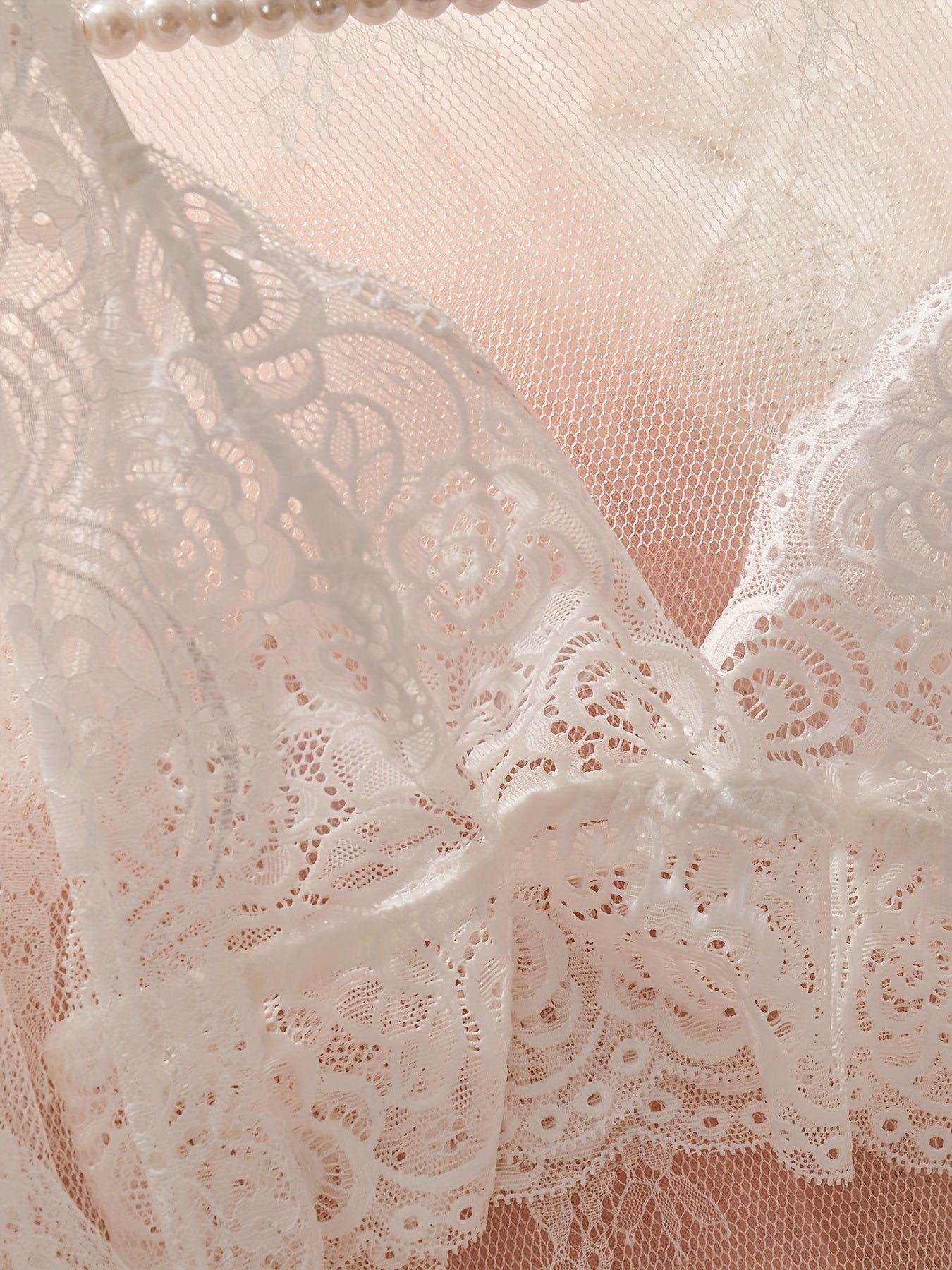 Ayollar uchun chuqur V-shaklidagi toza dantel uyqu kiyimi.