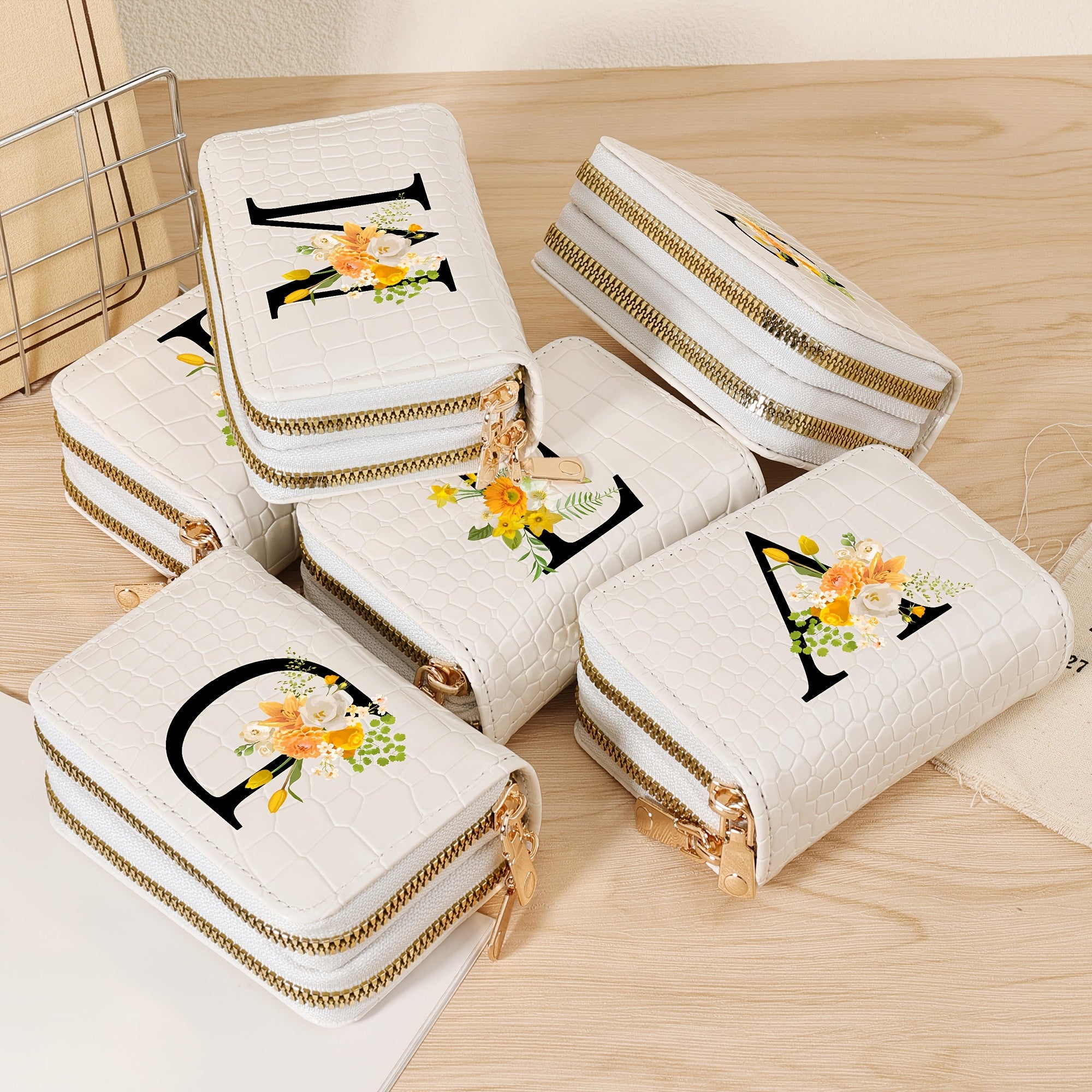 Bir nechta slotlari va zamonaviy fermuari bo'lgan mustahkam kredit karta saqlash sumkasi, maktab, yotoqxona va maktabga qaytish uchun zarur bo'lgan buyumlar uchun.