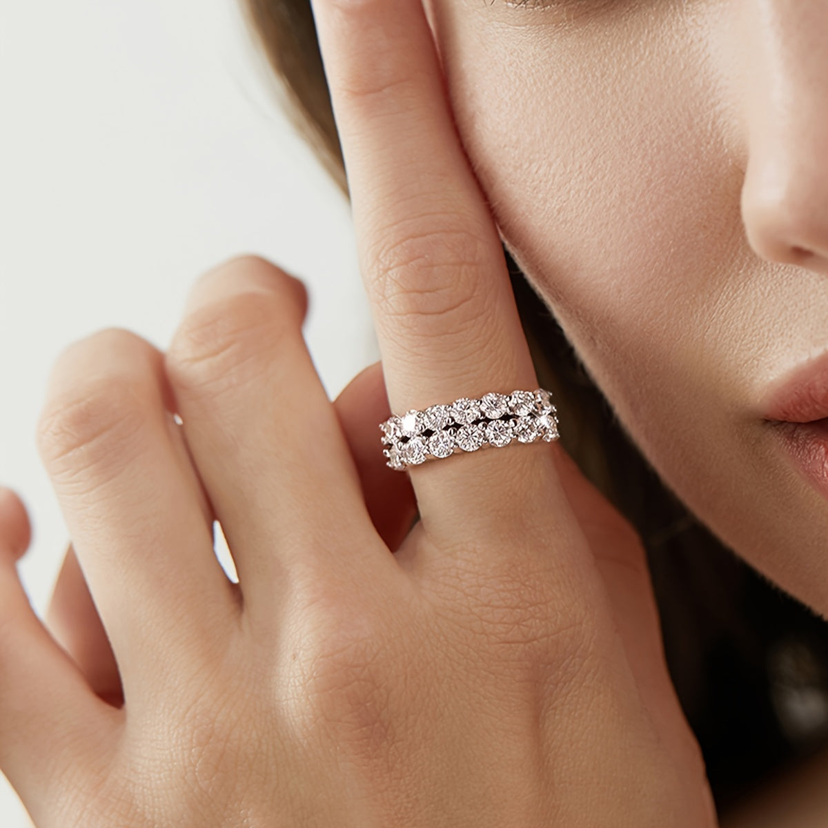 Один экземпляр обручального кольца с бриллиантом Моиссанит двойного ряда шириной 3 мм, с камнями Моиссанит весом 0,1 карата, в общей сложности 1,4 карата. Изготовлено из серебра S925, с весом около 2,9 г для размеров 5, 6, 7, 8 и 3,15 г для размера 9.