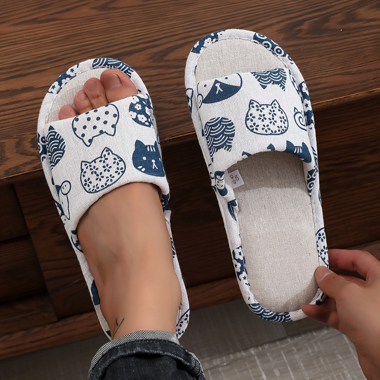 Mavsumiy ichki kiyim uchun anti-slip taglik va qulay mato bilan chizilgan mushuk printli lino uy poyabzallari