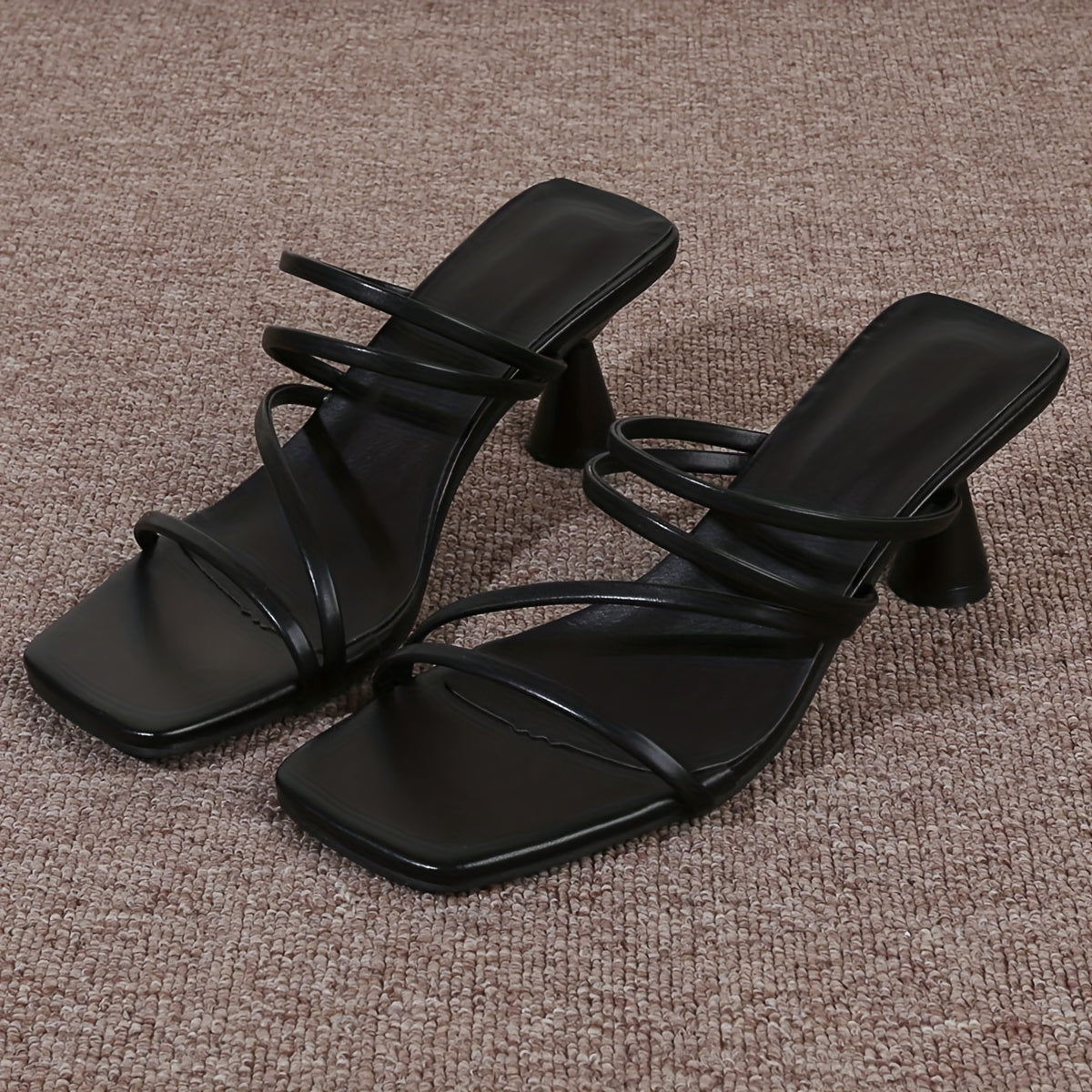 Ayollar uchun to'rtburchak barmoq bilan, o'rtacha poshnali va qalin poshnali zamonaviy yozgi slayd sandallari, plyaj yoki tasodifiy kiyim uchun ideal. Mermaid uslubida ochiq barmoq dizayni, 6 sm poshnali tekis dizayn xususiyatlariga ega.