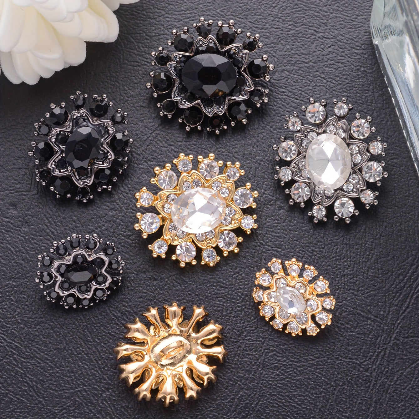 Kiyimlar, sviterlar, blazerlar uchun besh ta rhinestone zink alloy tugmasi to'plami