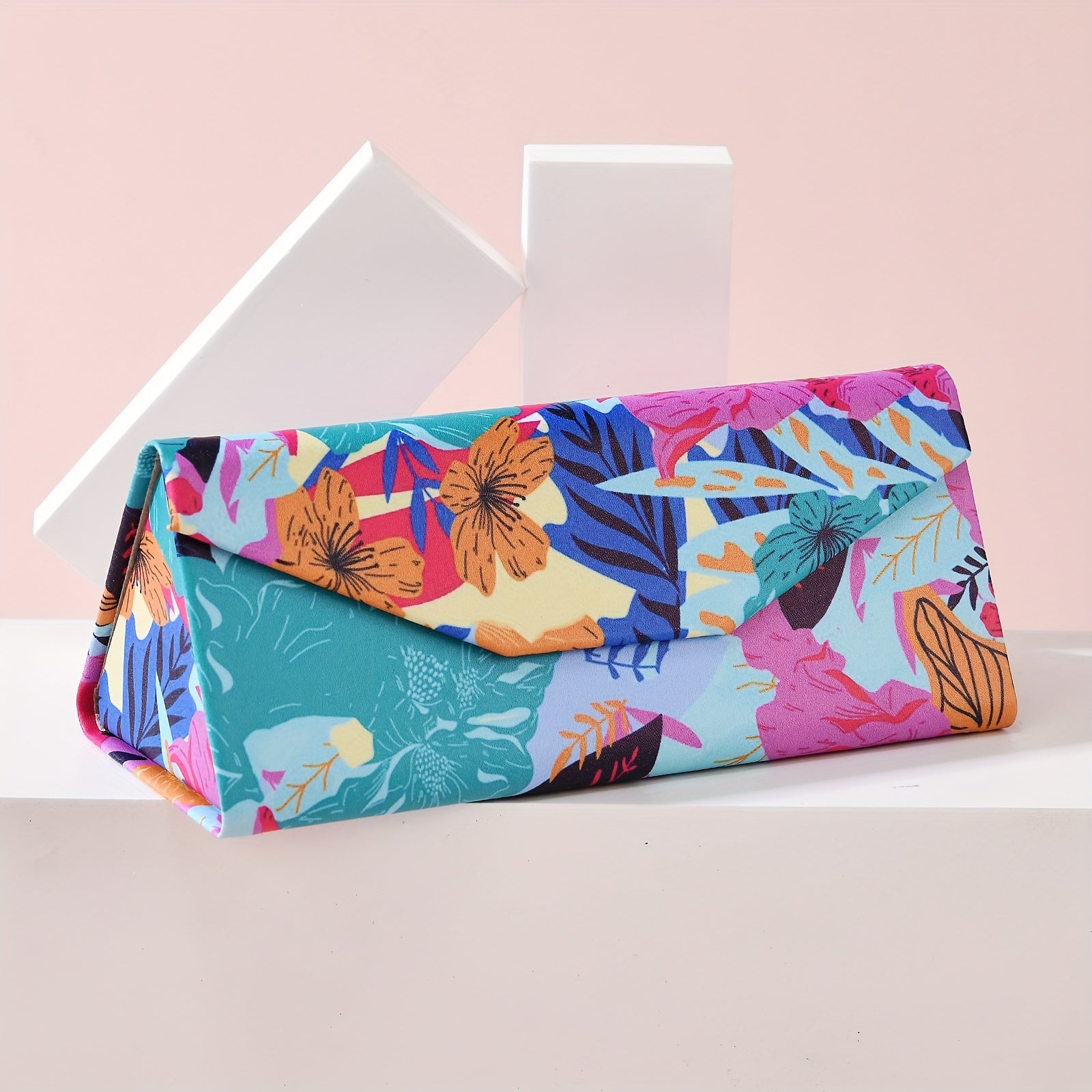 Модный и креативный, этот полужесткий складной футляр для очков украшен цветочным дизайном. Портативный и стильный, этот футляр идеально подходит для хранения ваших очков.