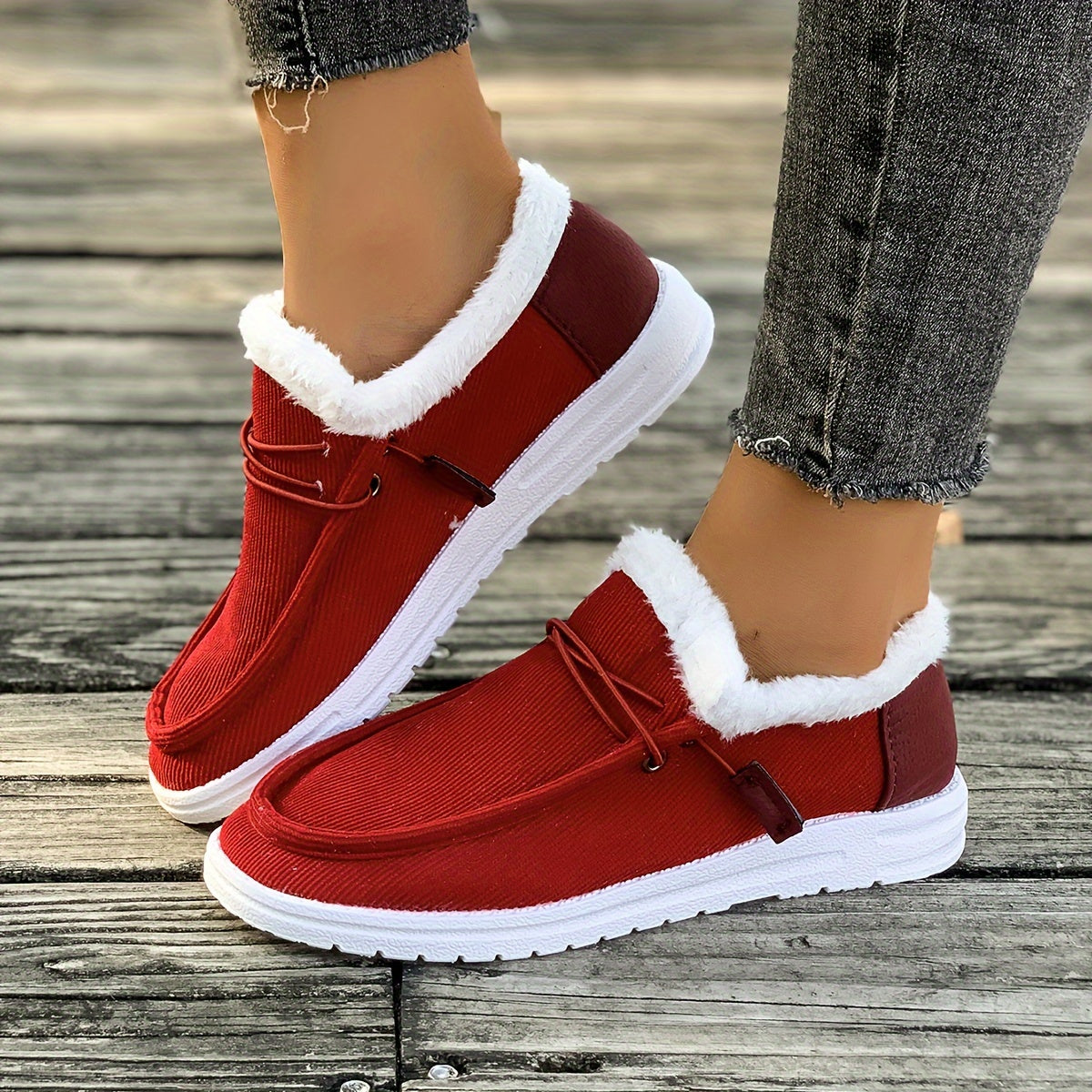 Ayollar uchun bej rangli slip-on mokasinlar, mo'ynali chetlar bilan, kundalik tekis poyabzal