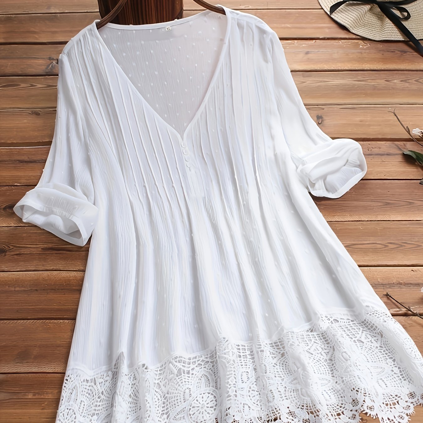 Katta o'lchamdagi V-shaklidagi ko'ylak, tikilgan dantel qirralari bilan, mustahkam rangli polyester aralashmasidan tayyorlangan, cho'zilmaydigan, bahor/kovak uchun mos, 95% polyester, 5% spandeks, 120g/m²