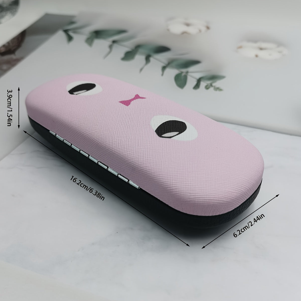 Yakkalik qattiq qopqoqli ko'zoynak qutisi jozibali qo'l bilan bo'yalgan multfilm dizayni bilan. Ushbu mustahkam ushlagich ko'zoynaklaringizni himoya qiladi va erkaklar va ayollar uchun mos keladi. Portativ temir quti kattalar uchun harakatda juda qulay.