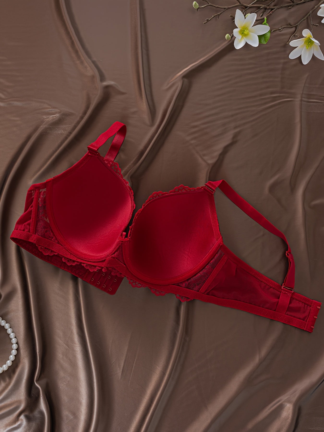 Conjunto de sujetadores de encaje de talla grande con aros y almohadillas no removibles en negro, blanco y rojo, con encaje floral y de borde festoneado