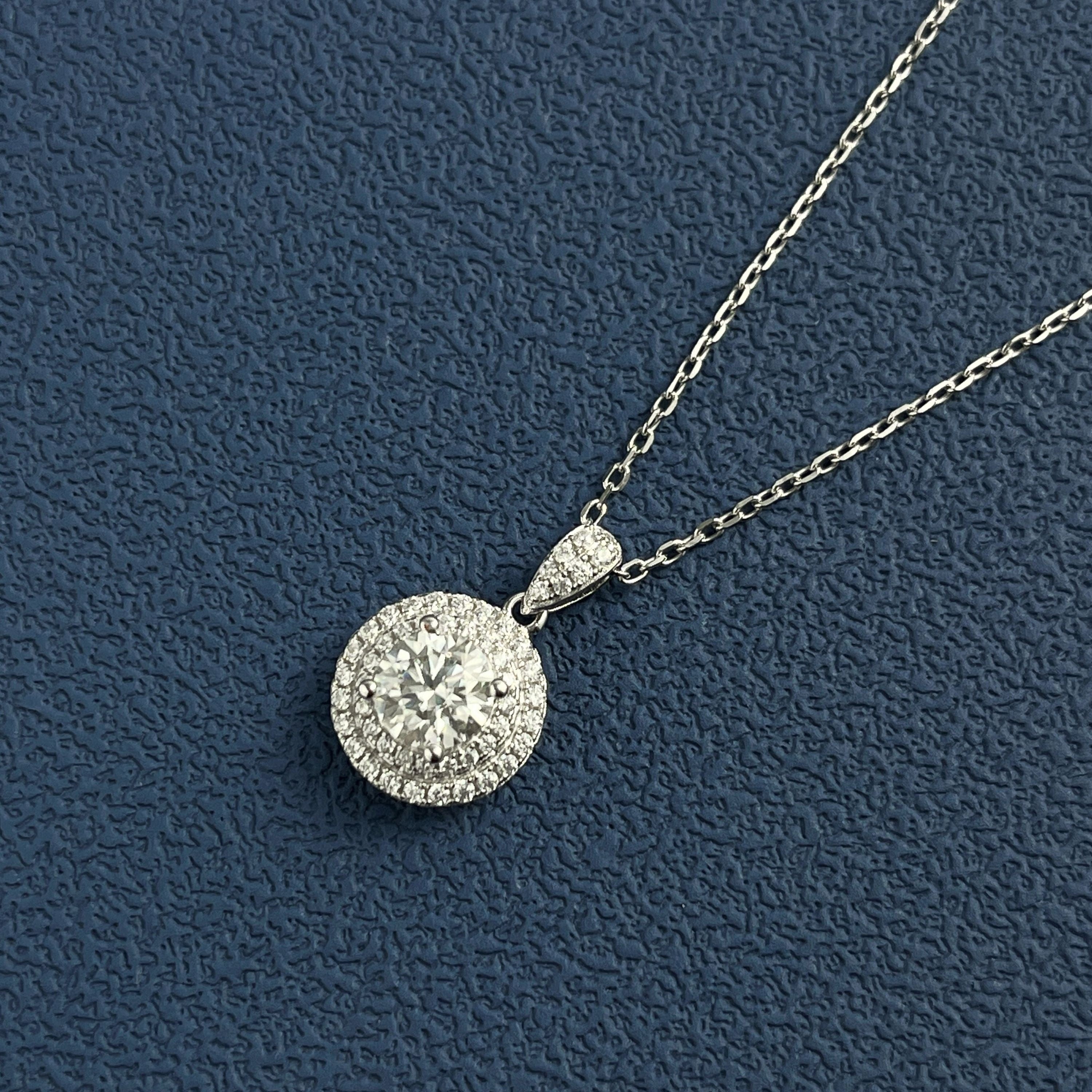 Ювелирный набор с платиновым покрытием из моссанита с кулоном 1 карат и сережками-гвоздиками 0,5 карат для женщин