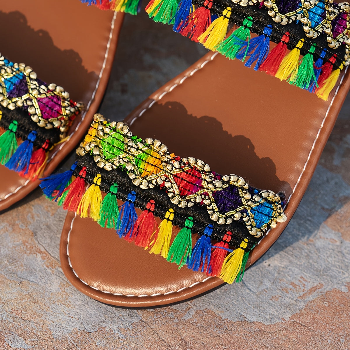 Ayollar uchun Boho slayd sandalki, rang-barang chiziqlar va tassel dekor bilan