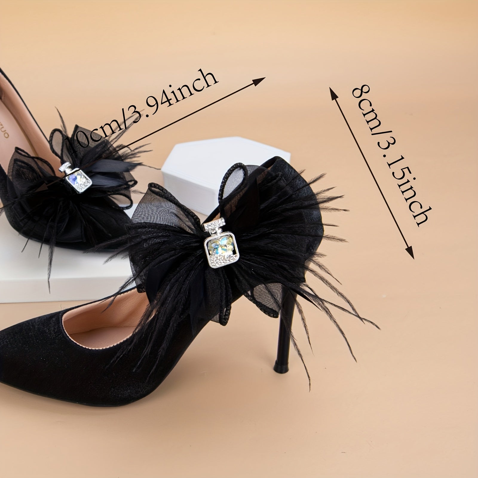 Ayollar uchun qora feather bow shose kliplari, rhinestone yurak va harf charm bilan