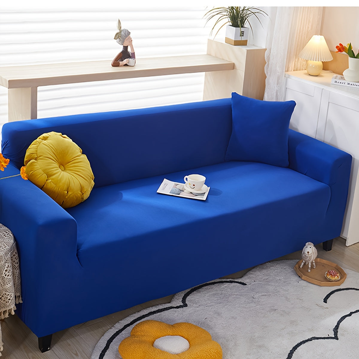 Mushuk tirnalishlariga chidamli, sirpanmaydigan, har qanday xona uchun mos, uy bezaklari uchun minimalist dizaynga ega bo'lgan bardoshli divan qoplamasi.