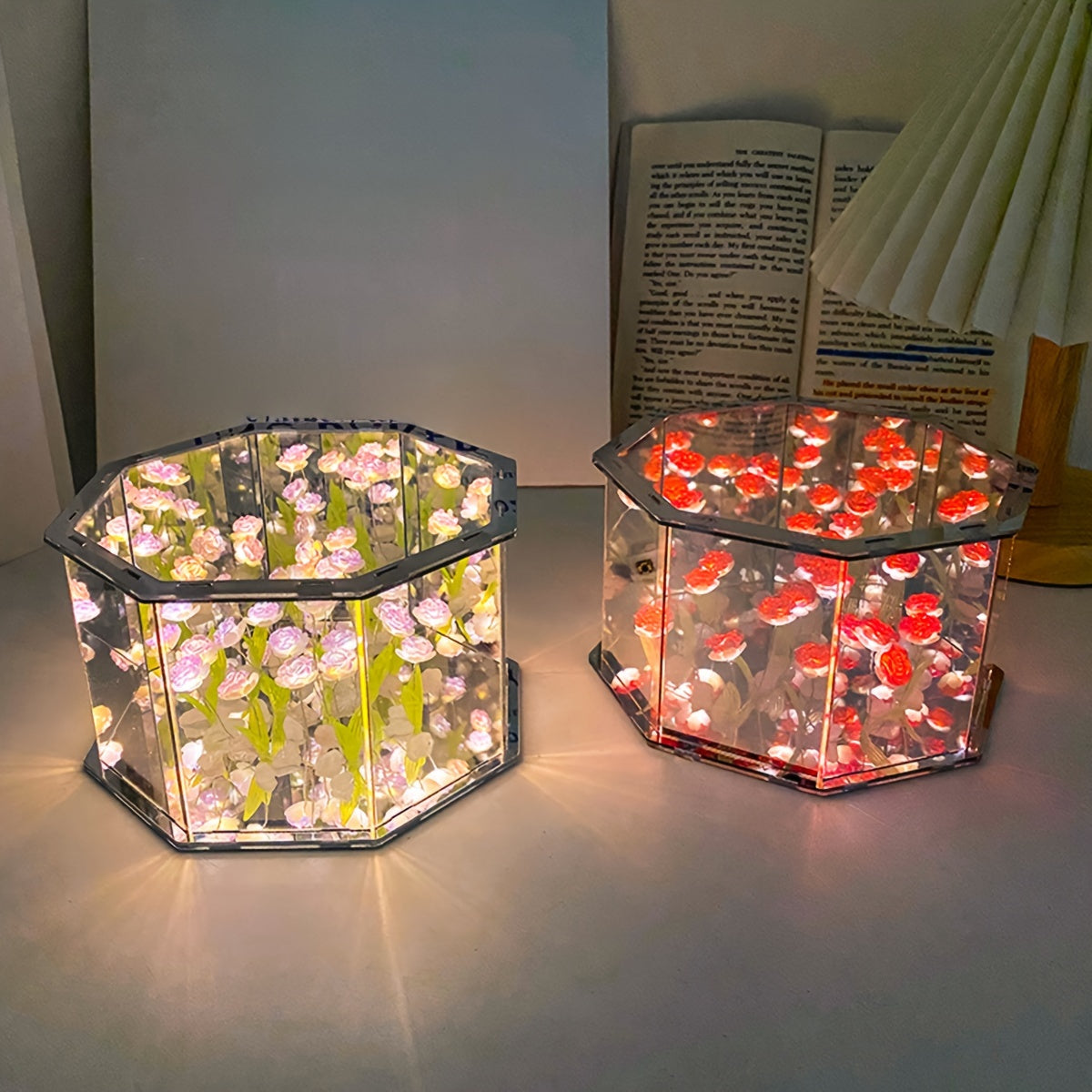 Ushbu Kreativ DIY Geksagonal Atirgul 3D Gullar Tun Chirog'iga ega bo'ling, ikki funktsiyali Oyna va Chiroqni taqdim etadi. Bu tug'ilgan kunlar, romantik tadbirlar yoki Rojdestvo yoki Halloween uchun xona bezatish uchun mukammal sovg'a.