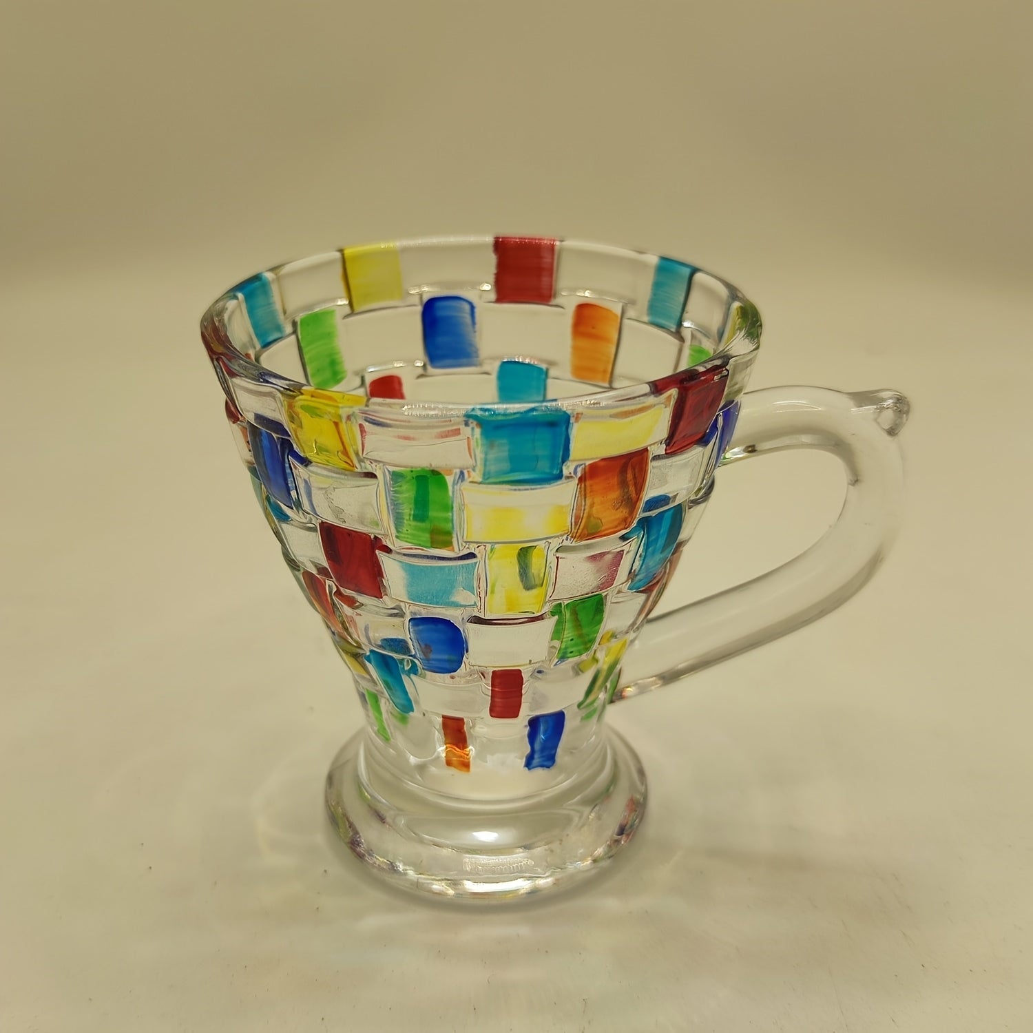 Ручная роспись цветной сетки на чашке и блюдце в европейском стиле, идеально подходит для домашнего использования.