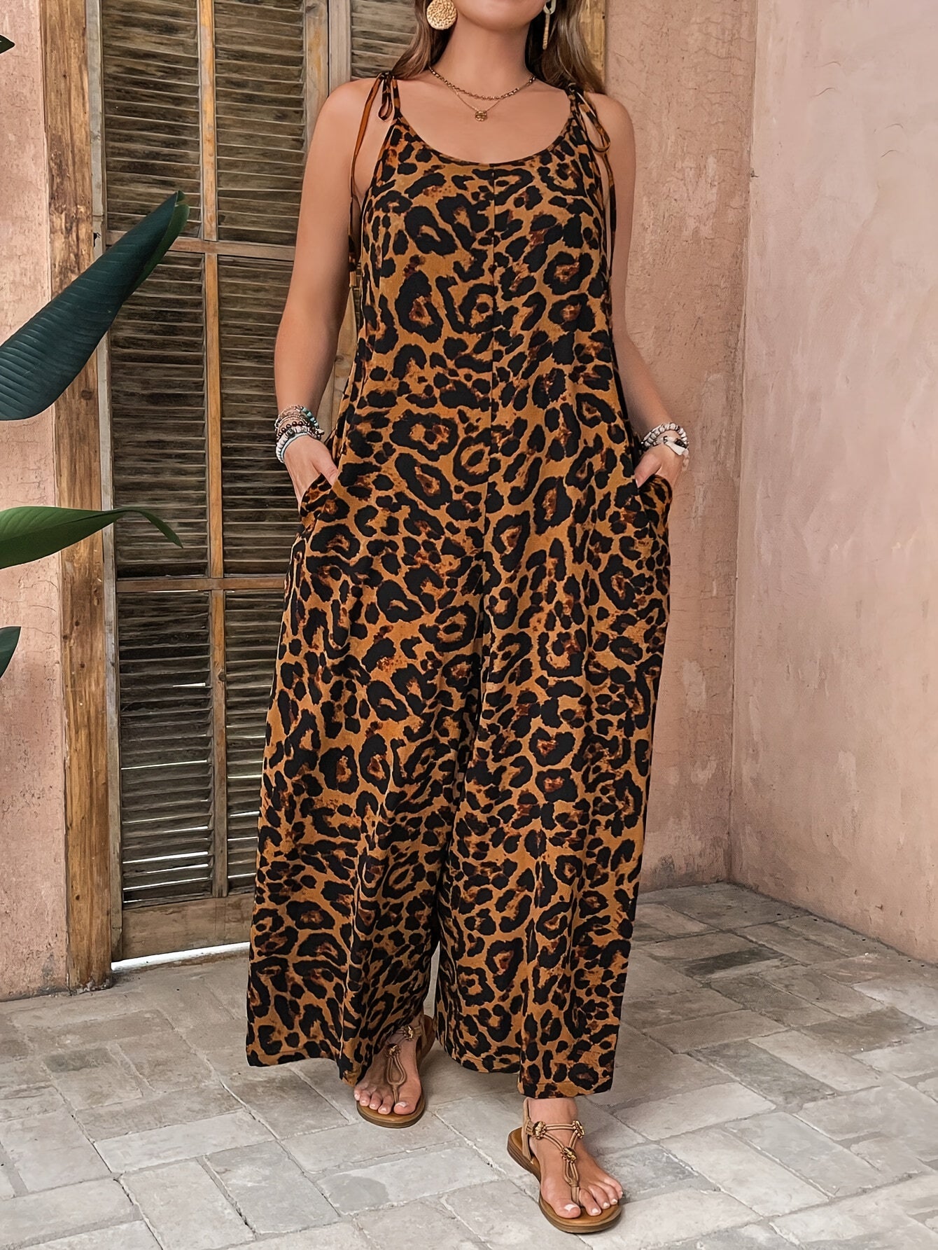 Mono de talla grande con estampado de leopardo, bolsillos y escote en forma de scoop