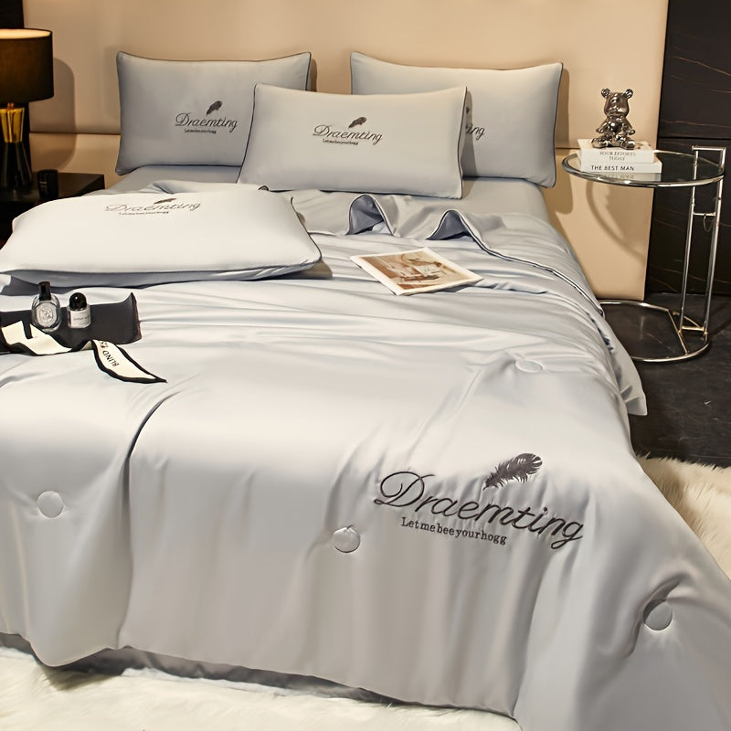 Yumshoq va teriga do'st yozgi ko'rpa bir rangda.