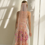 Tashqi marosim uchun gullar bilan bezatilgan nafis romantik to'y qizlar voiligi