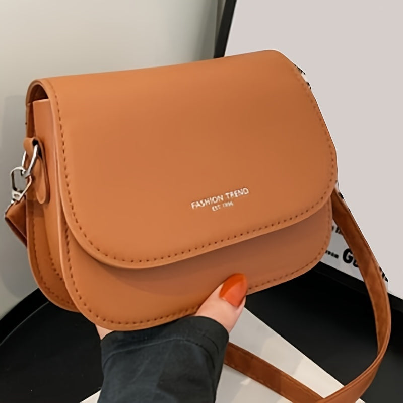 Silliq va zamonaviy ot bag'aji, tasodifiy tuzilishga va minimalist dizaynga ega, yelka ustida yoki diagonaldan taqilishi mumkin.