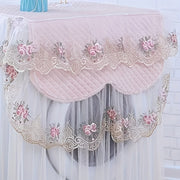 Gul naqshli va qirrali trim bilan bezatilgan pushti va oq dantel kir yuvish mashinasi qopqog'i, yon tomondan ochiladigan modellarga mos kelish, chang va quyoshdan himoya qilishni ta'minlaydi. Polyester matodan tayyorlangan.