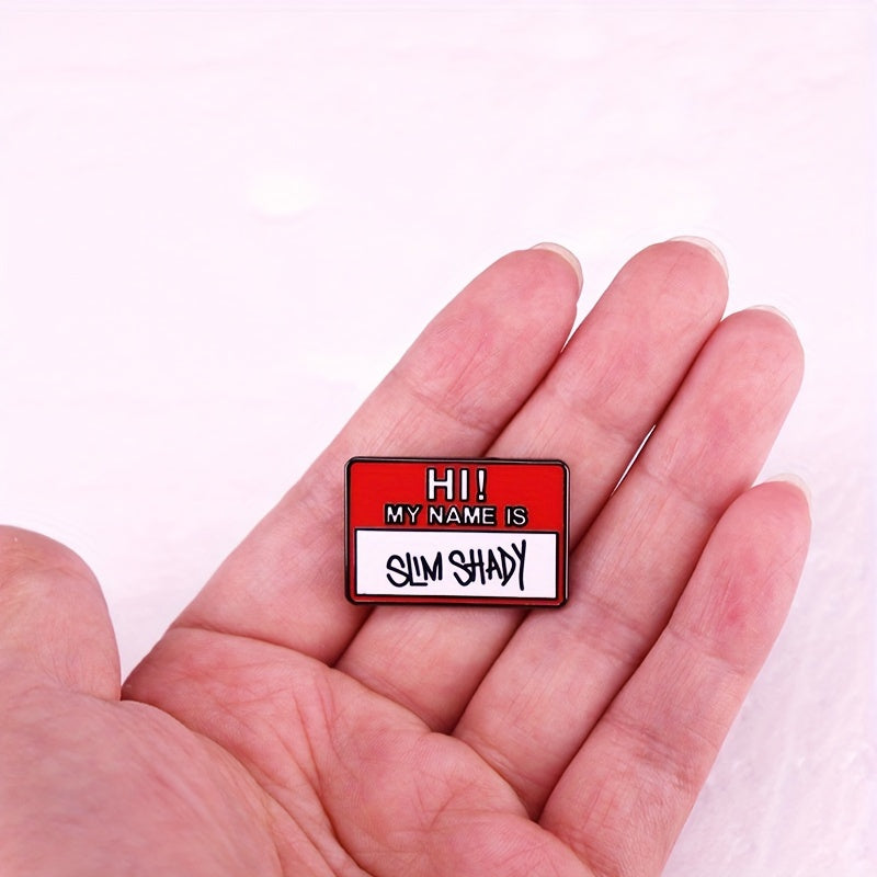 Mening sirli va qiziqarli ismim bor. Men inglizcha yozuvli metall broshka yelkamda faxr bilan taqaman. Bu, musiqani, modani va uslubni ifodalovchi, reper Amu ning "Broshka" qo'shig'ida ko'rsatilgan broshka.