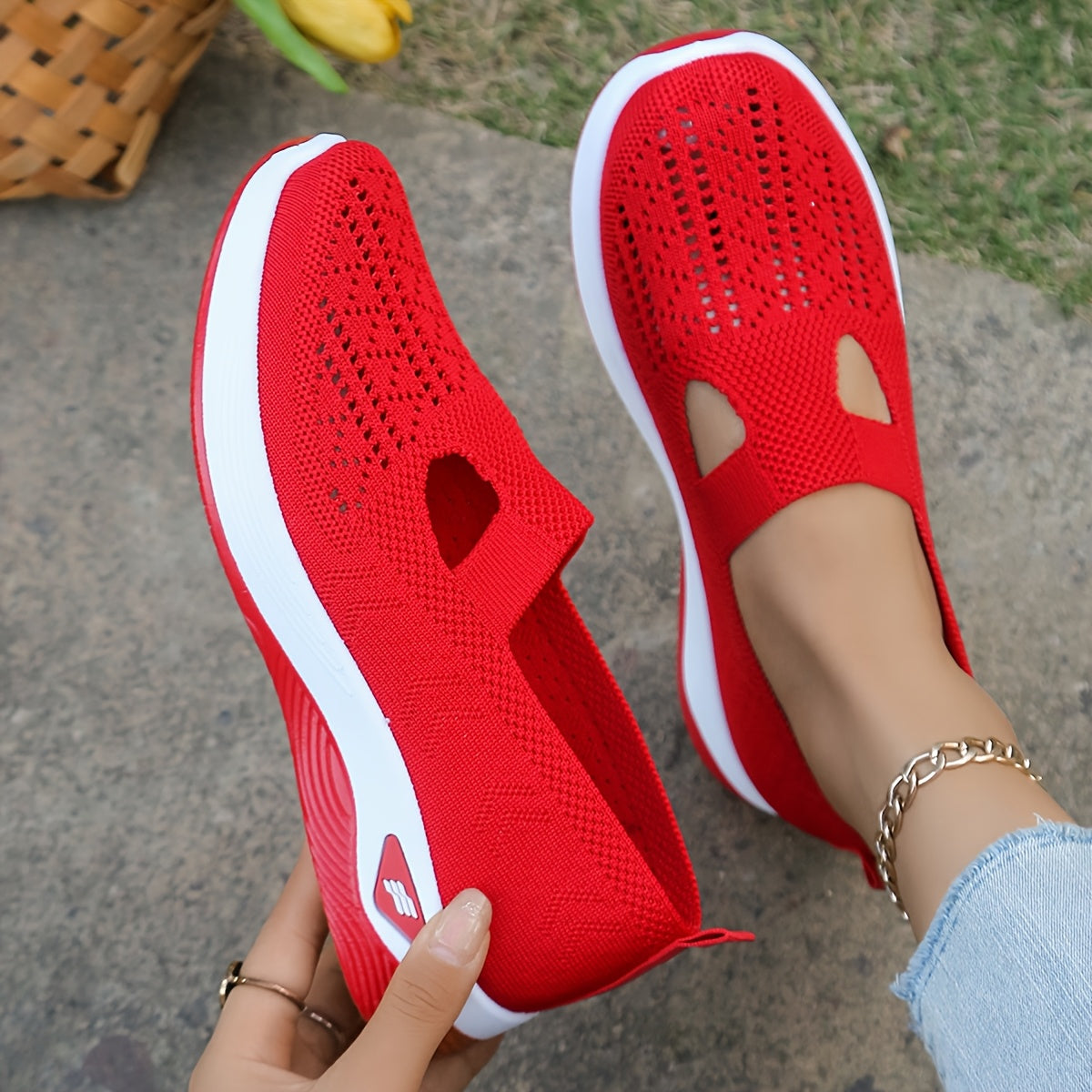 Ayollar uchun oq slip-on kundalik sport poyabzali nafas oladigan qulay