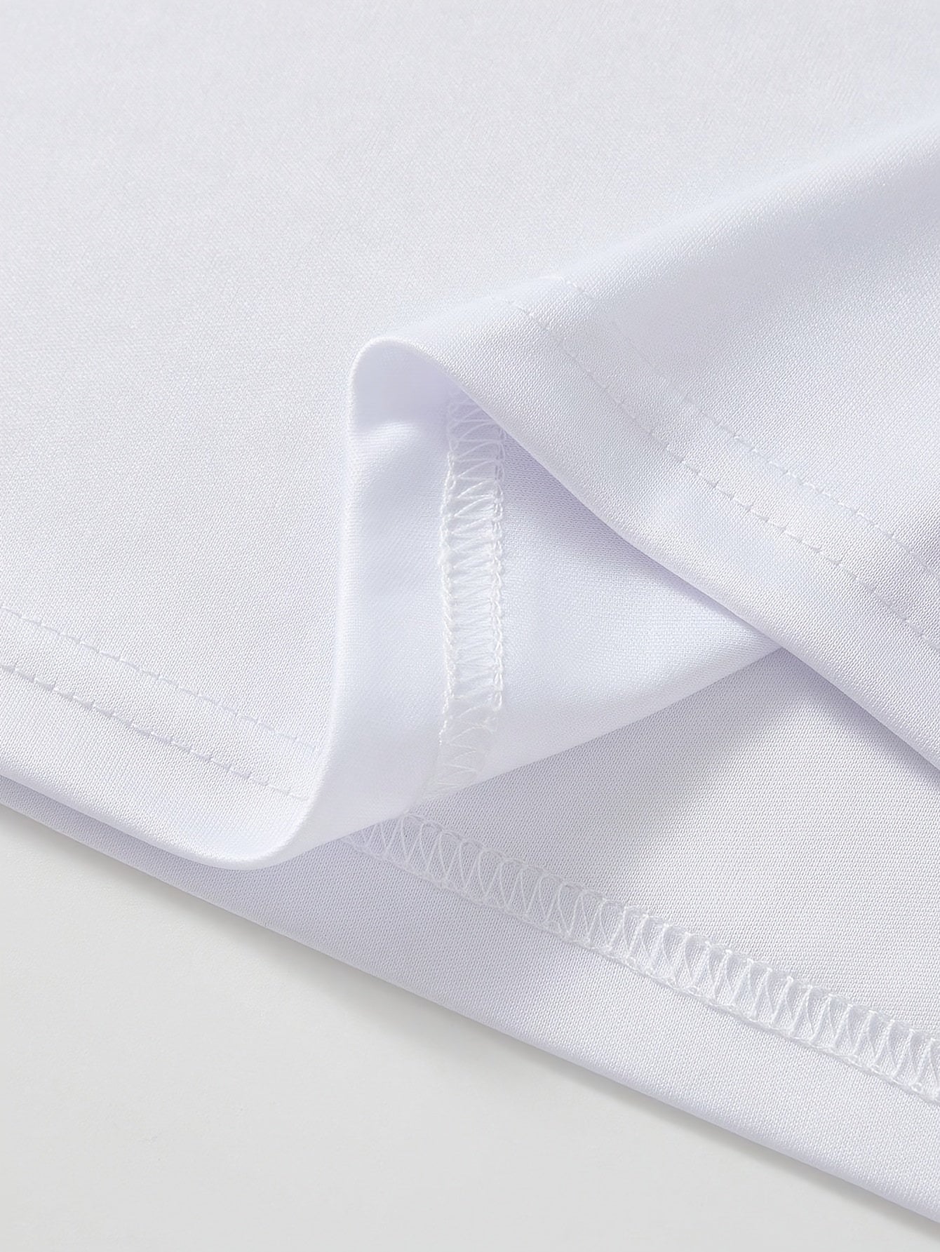 100% Paxta Erkaklar uchun "Nah... Men Yaxshi" dizayni bilan grafik futbolka. Yengil, erkin kesim, yumshoq bo'yin va qisqa yenglar bilan. Mashinada yuvish mumkin va katta o'lchamlarda mavjud.