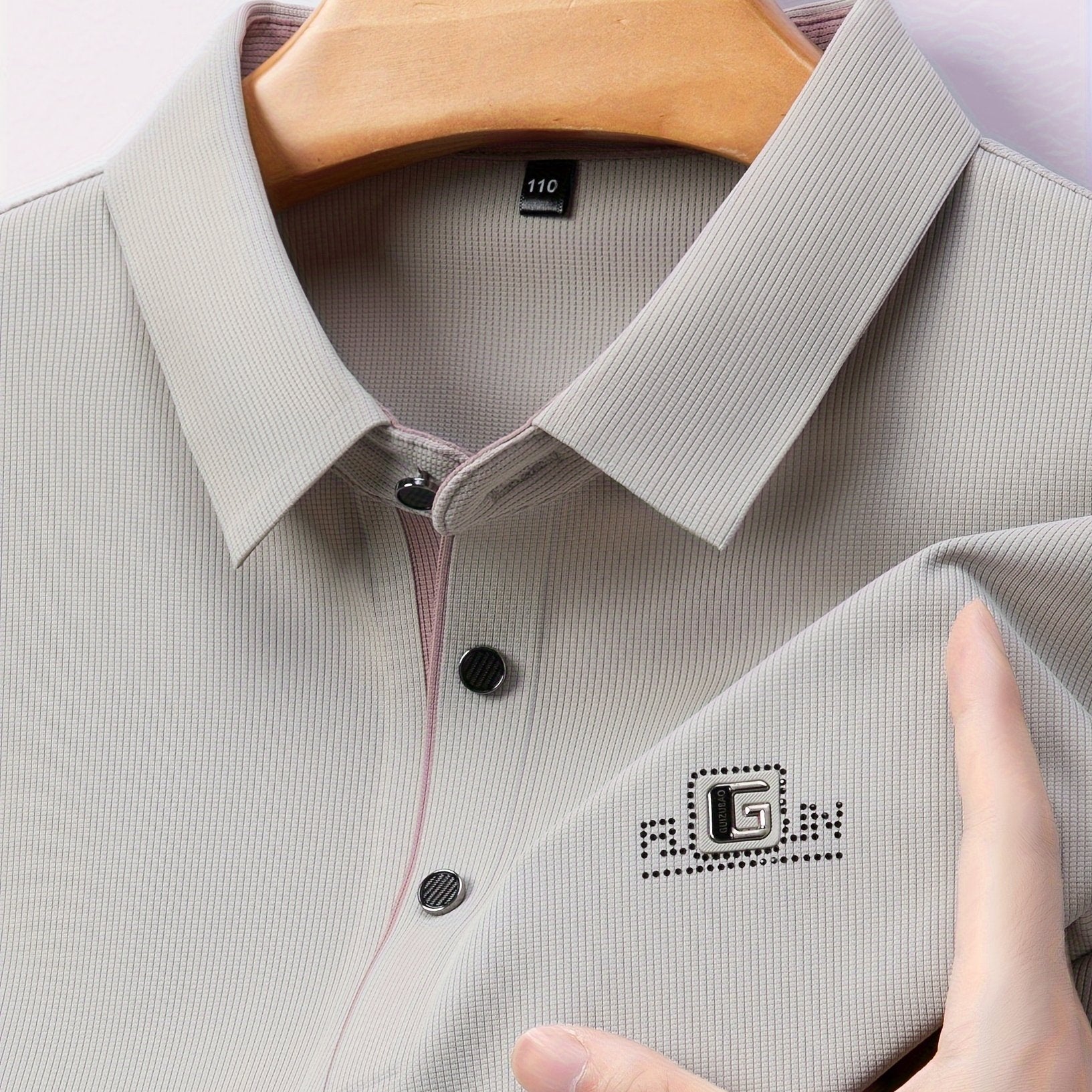 Camisa de manga larga de color sólido para hombre con botones, cuello de solapa y detalles con logotipo