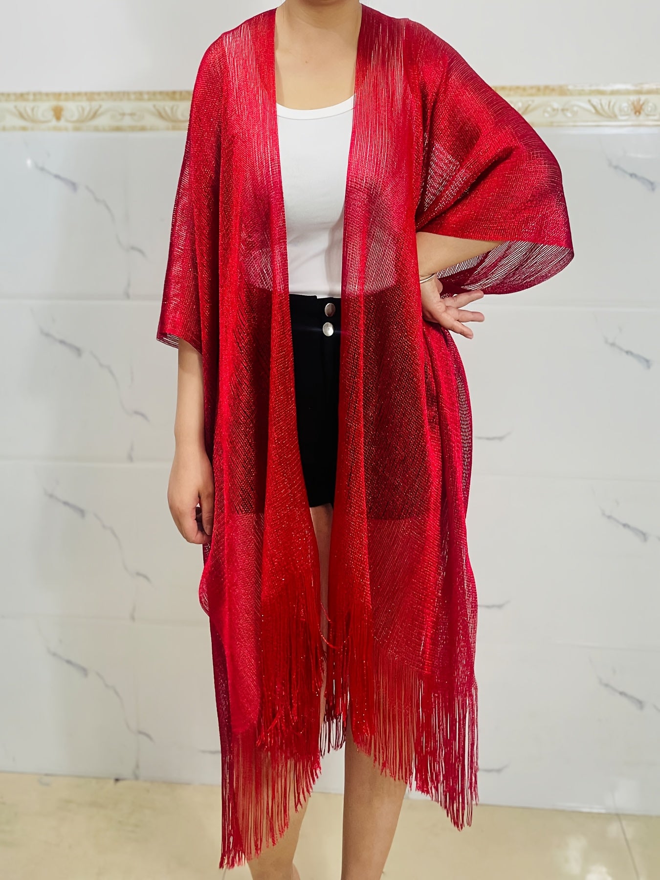 Chal con brillo rojo para mujer con borlas, mangas batwing y abertura frontal
