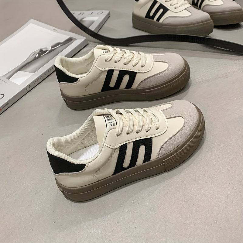 Ayollar uchun kundalik pastki sport poyabzali oq va kulrang, ikki rangli, sirpanishga qarshi rezina oyoq osti