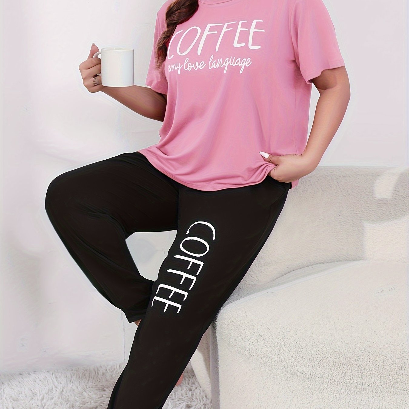 Katta o'lchamdagi ayollar uchun lounge to'plami, shiorli grafik ko'ylak va joggerlar bilan