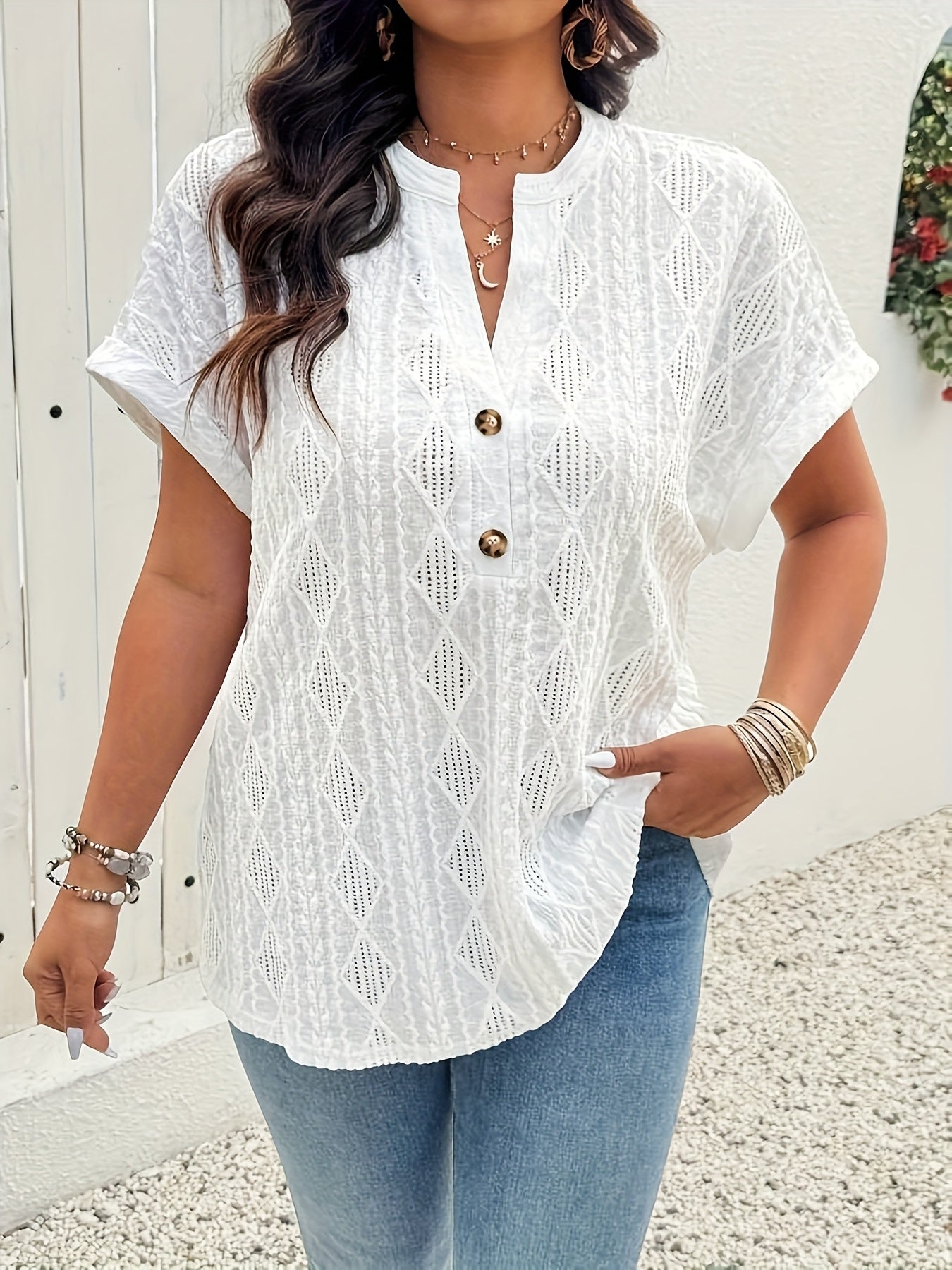 Plus o'lcham ayollar uchun kengaytirilgan V-yuqa T-shirt qisqa sleeve geometrik jacquard yozgi ko'ylak