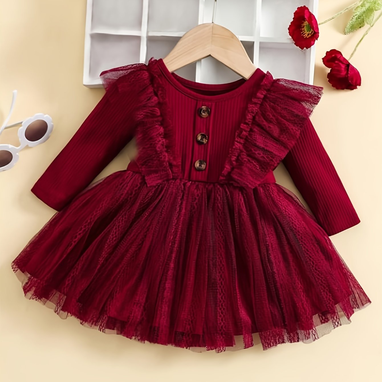 Ruffle trim va mesh tafsilotlari bilan zamonaviy qizlar ko'ylagi, Bahor/Kuz uchun ideal. Elastik polyester aralashmasidan tayyorlangan.