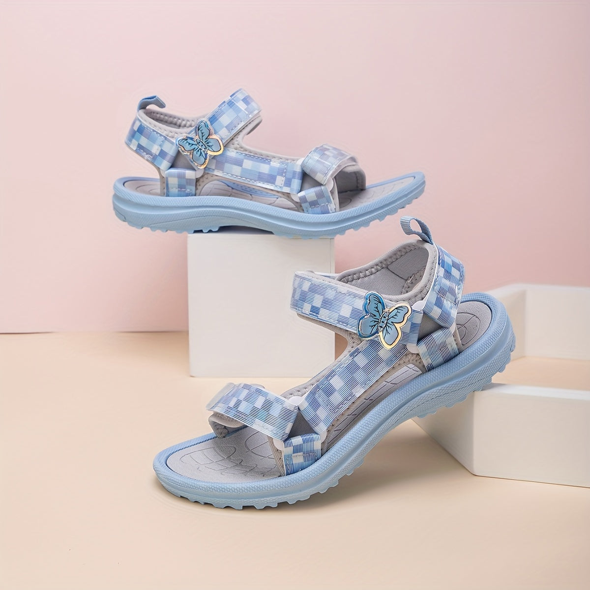 Sevimli qizlar uchun tekis naqshli sandallar, kapalak charm bilan, engil to'rli yuqori qismi, EVA tagligi, yopishqoq va halqa yopilishi. Plyaj yoki norasmiy kiyim uchun ideal, pushti rangda. Qulaylik uchun sozlanadigan tasma.