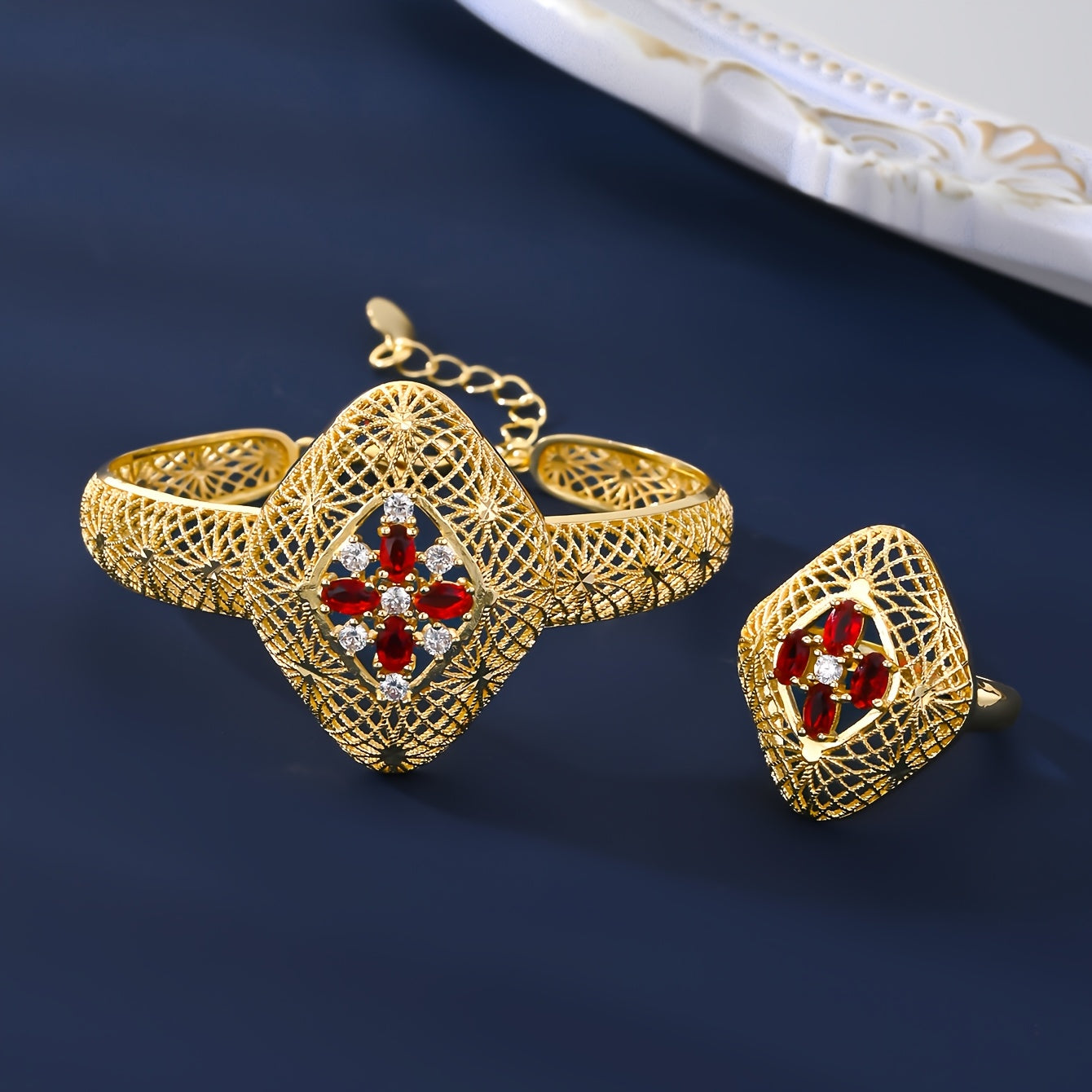 Dubaydan olingan nozik O'rta Sharq Arab ilhomlangan zargarlik to'plami; zargarlik to'plami marjon, bilaguzuk, taqinchoq va uzukdan iborat bo'lib, hashamatli mis qoplamasi bilan bezatilgan. Eid sovg'alari sifatida berish uchun ideal.