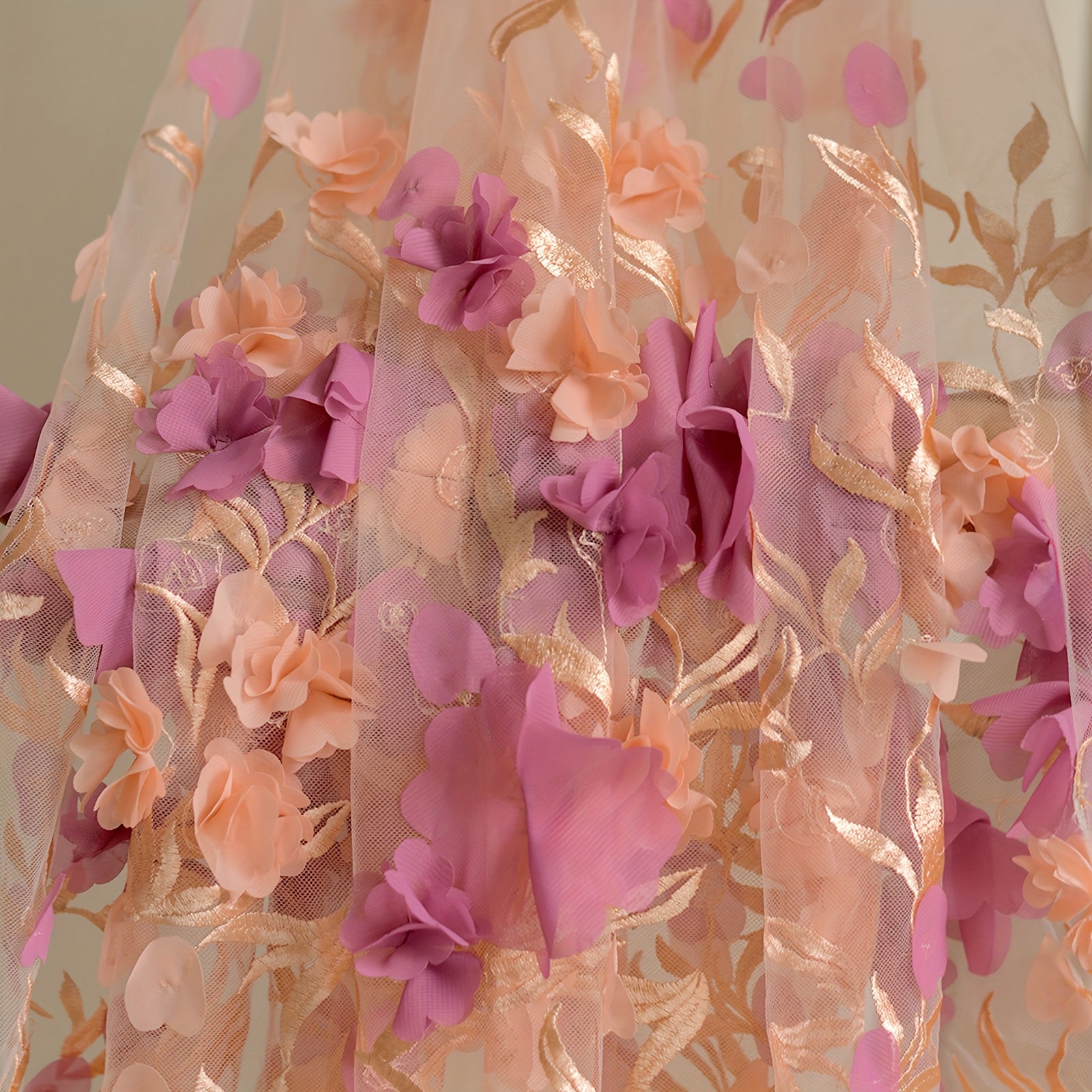 Women's Romantic Floral Lace Bridal Veil Single Layer Wedding Headpiece with Flower Accents