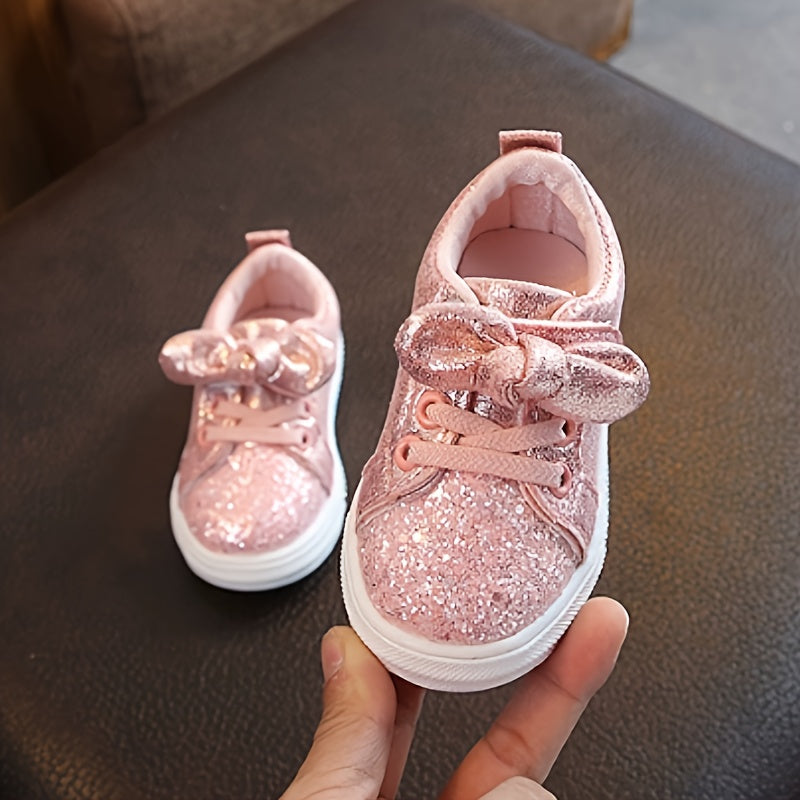 Qizlar uchun yumshoq taglikli, kamon detali, bir rangli, mato yuqori va ichki, kauchuk taglik va mato ichki taglikka ega bo'lgan tasodifiy slip-on sport poyabzallari. Qizlar, bolalar va kichik bolalar uchun mos keladi.