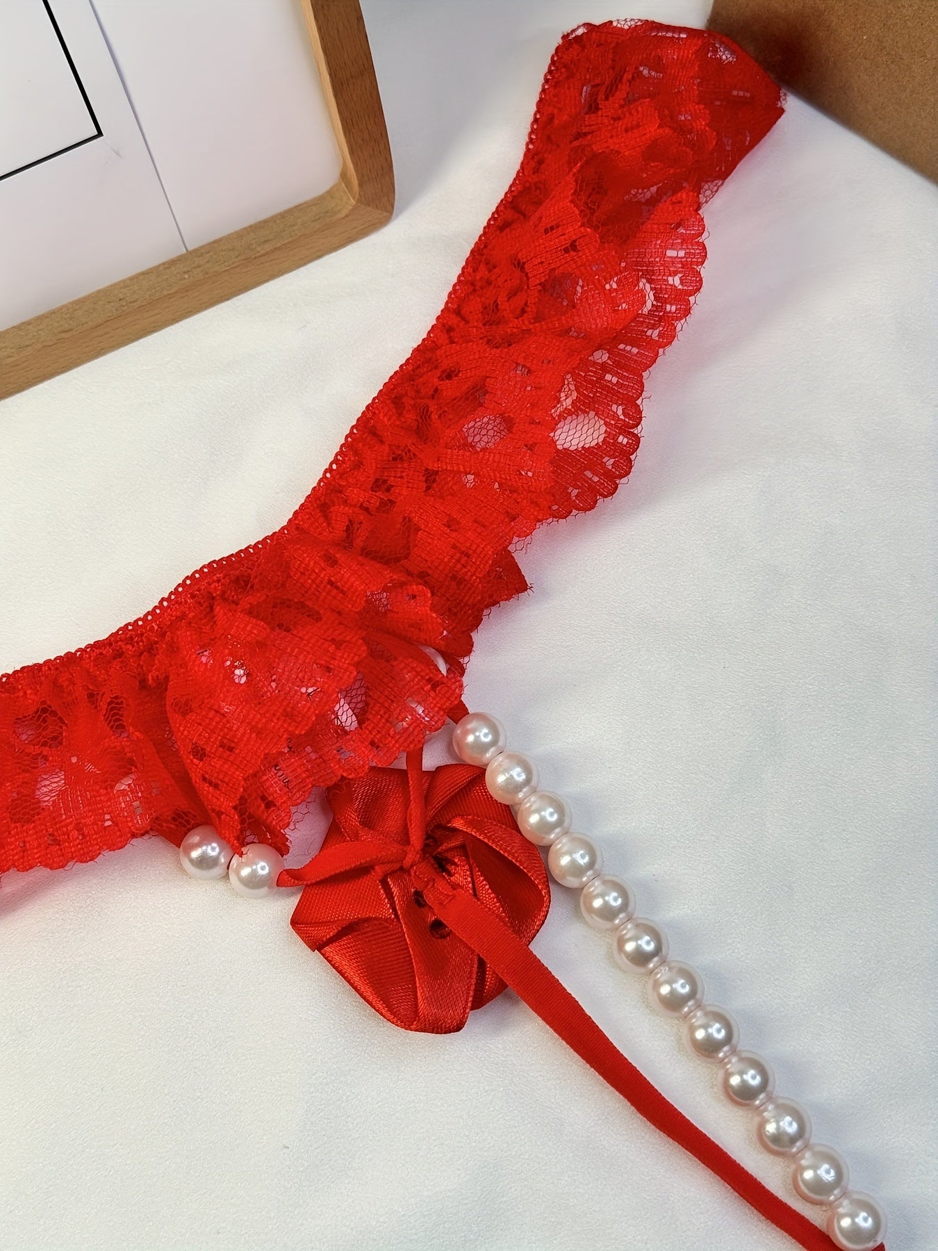 Yaltiroq marvaridli thong ichki kiyim, dantel tafsilotlari bilan, past bel, ayollar uchun romantik dizayn, sexy ichki kiyim.