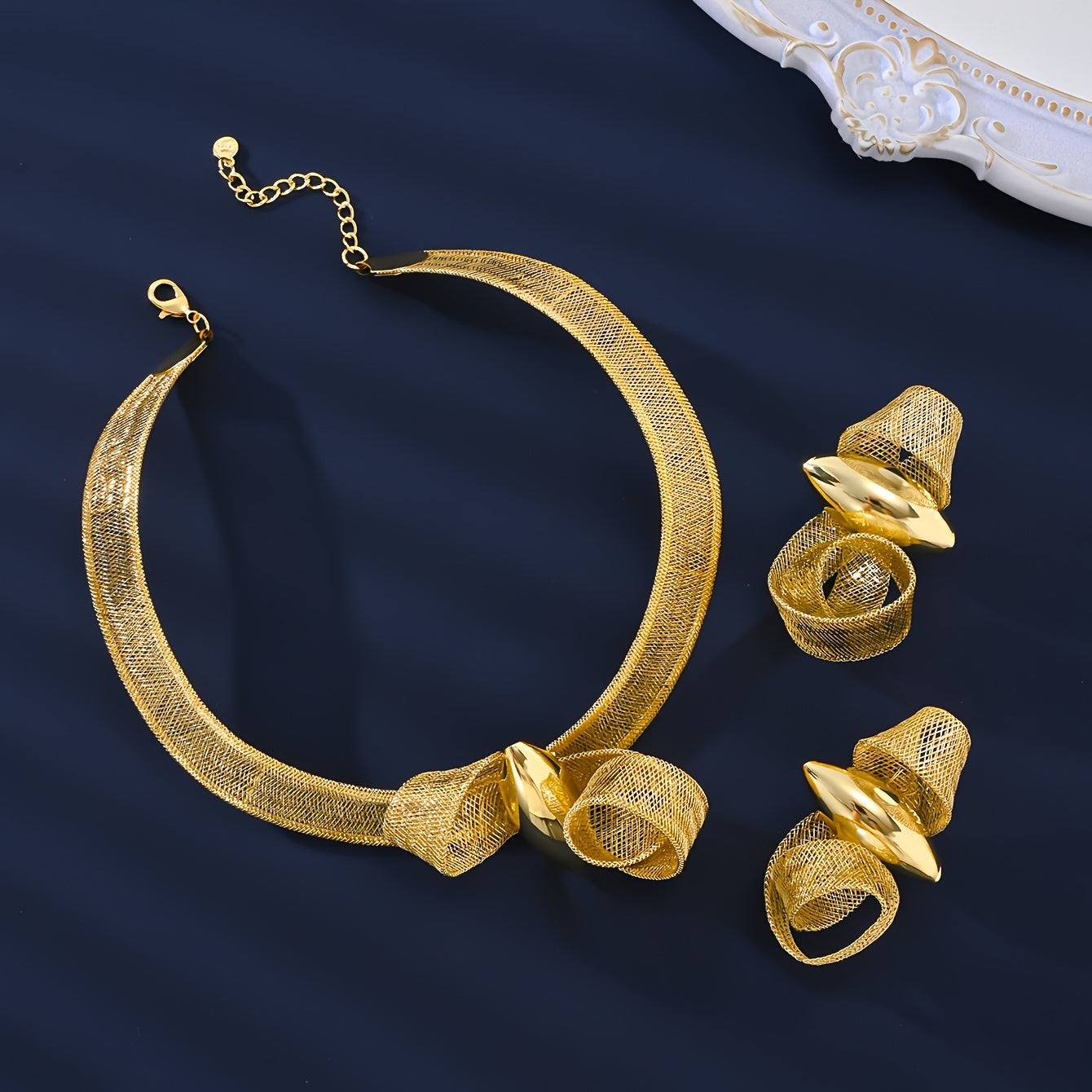 MEIZ tomonidan vintage arab uslubidagi 18K oltin qoplamali mis zargarlik to'plami - o'z ichiga oladi: nafis an'anaviy kelin marjon, bilaguzuk, uzuk va sirg'alar - to'y, ziyofat, sovg'a berish, Mardi Gras va barcha fasllar uchun mukammal.