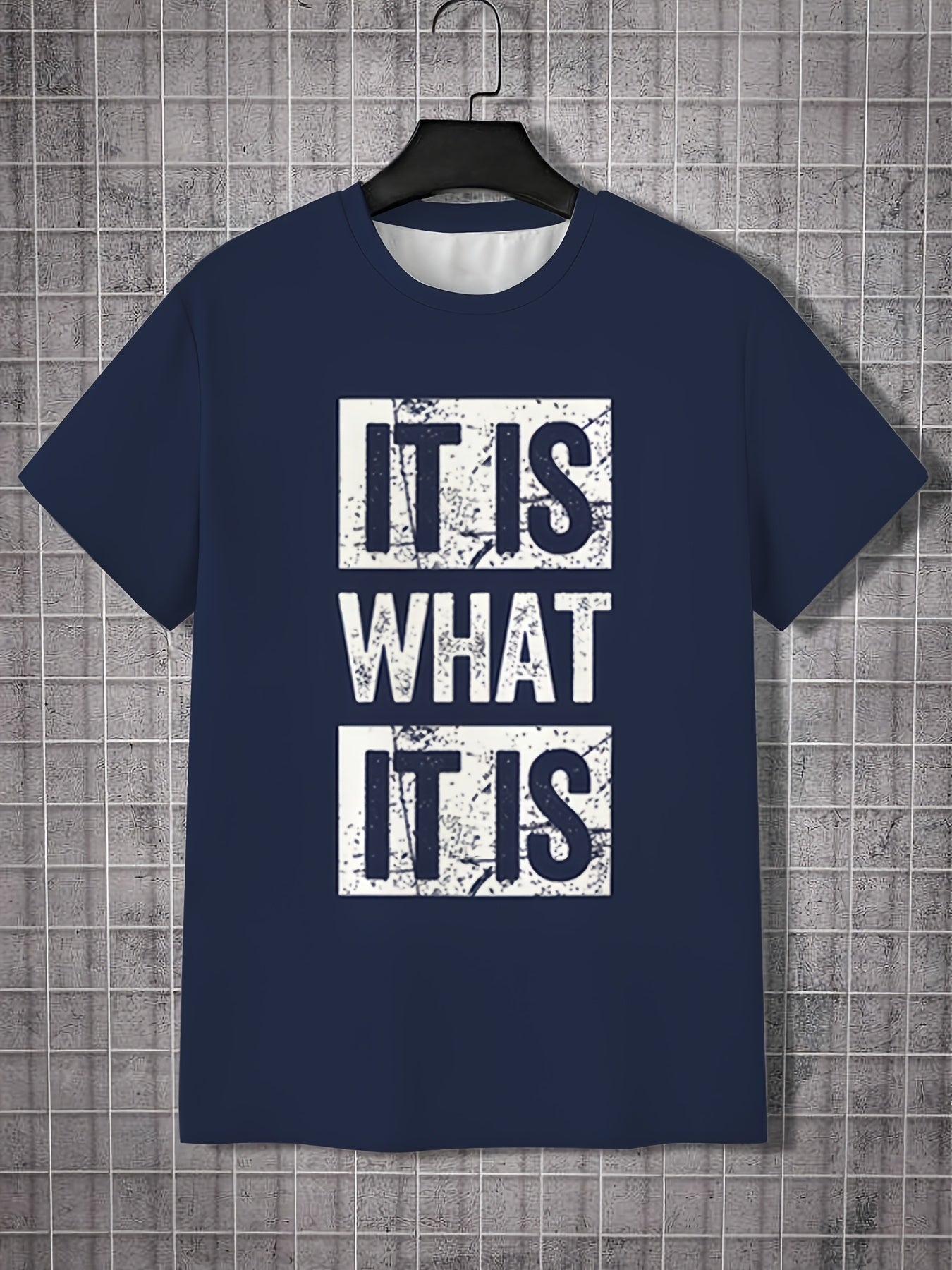 Erkaklar uchun "IT IS WHAT IT IS" grafik futbolkasi - qora polyester, qalin oq yozuvlar, dumaloq bo'yin, mashinada yuvish mumkin, katta o'lchamda